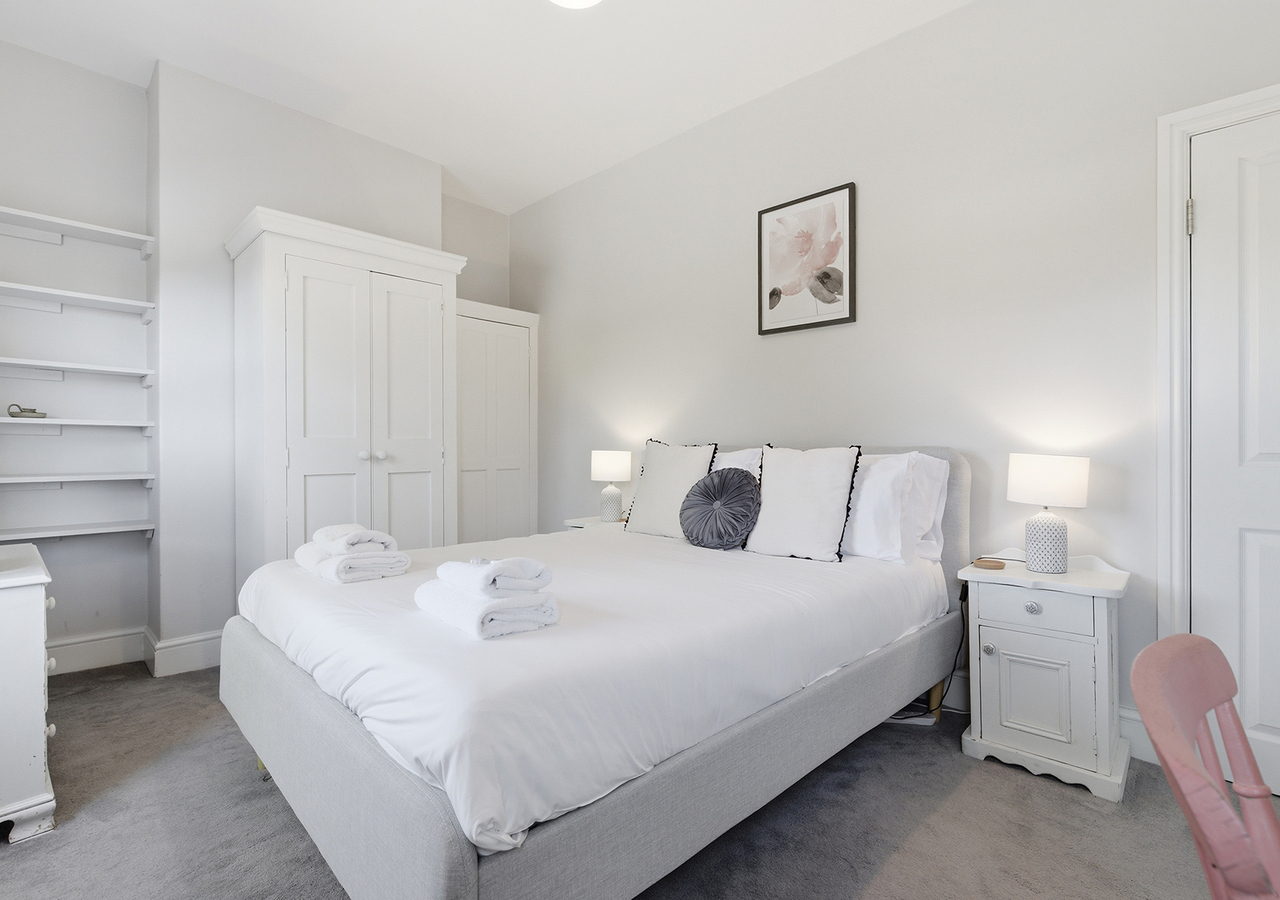 Beautiful Haxby Cottage - Close to Historic York - Pass the Keys in 102 The Village YO32 2JJ - Property image 2 - VivreStays