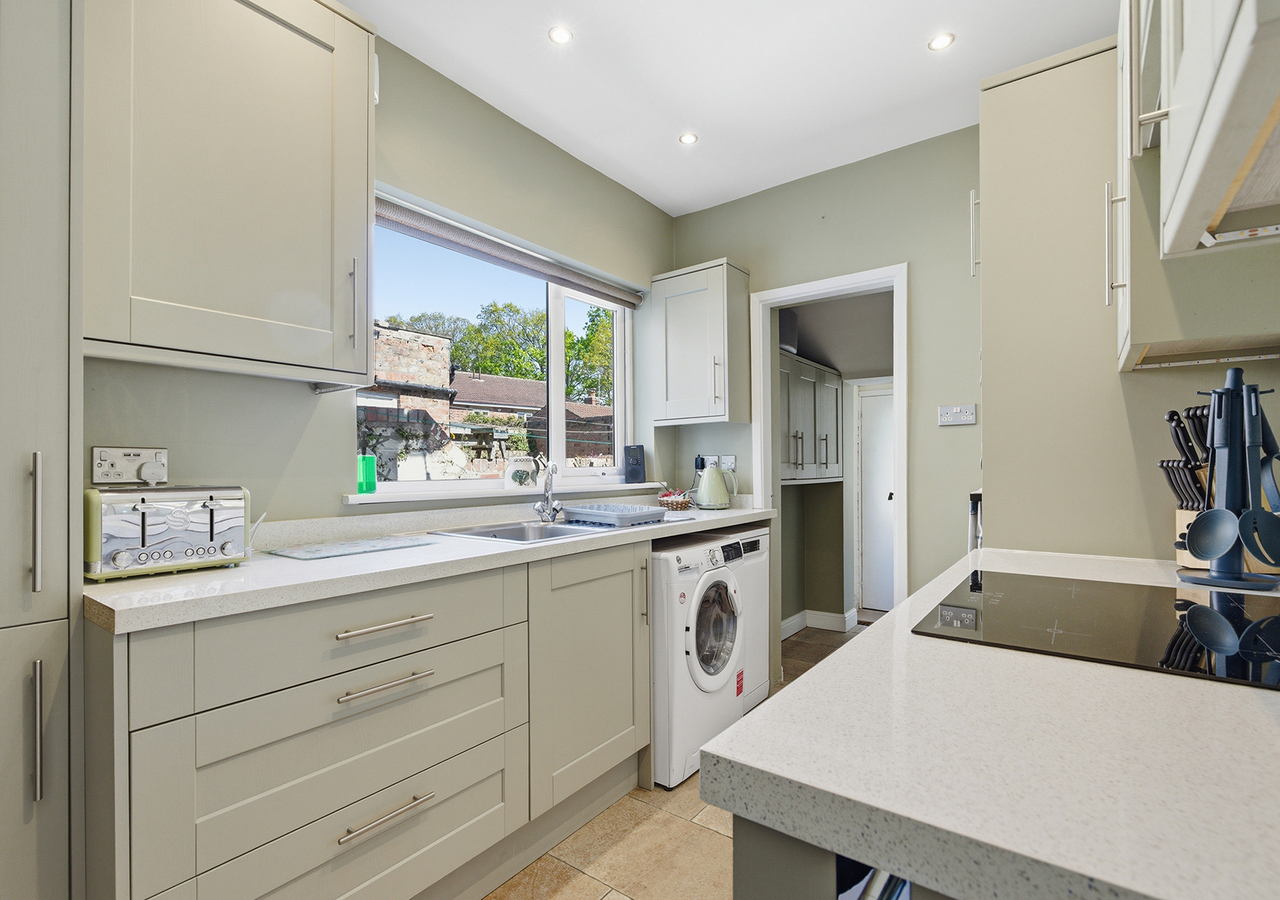 Beautiful Haxby Cottage - Close to Historic York - Pass the Keys in 102 The Village YO32 2JJ - Property image 4 - VivreStays