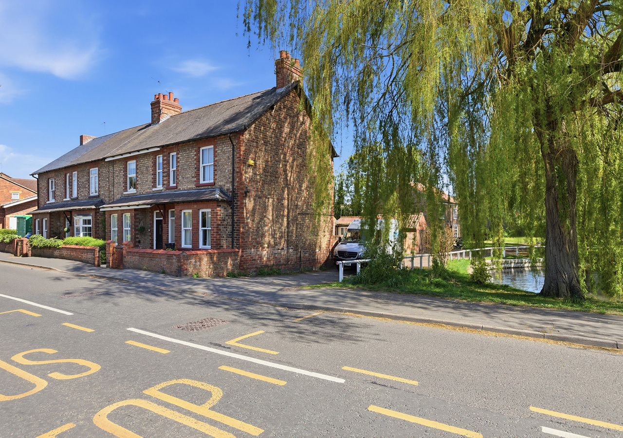 Beautiful Haxby Cottage - Close to Historic York - Pass the Keys in 102 The Village YO32 2JJ - Property image 8 - VivreStays