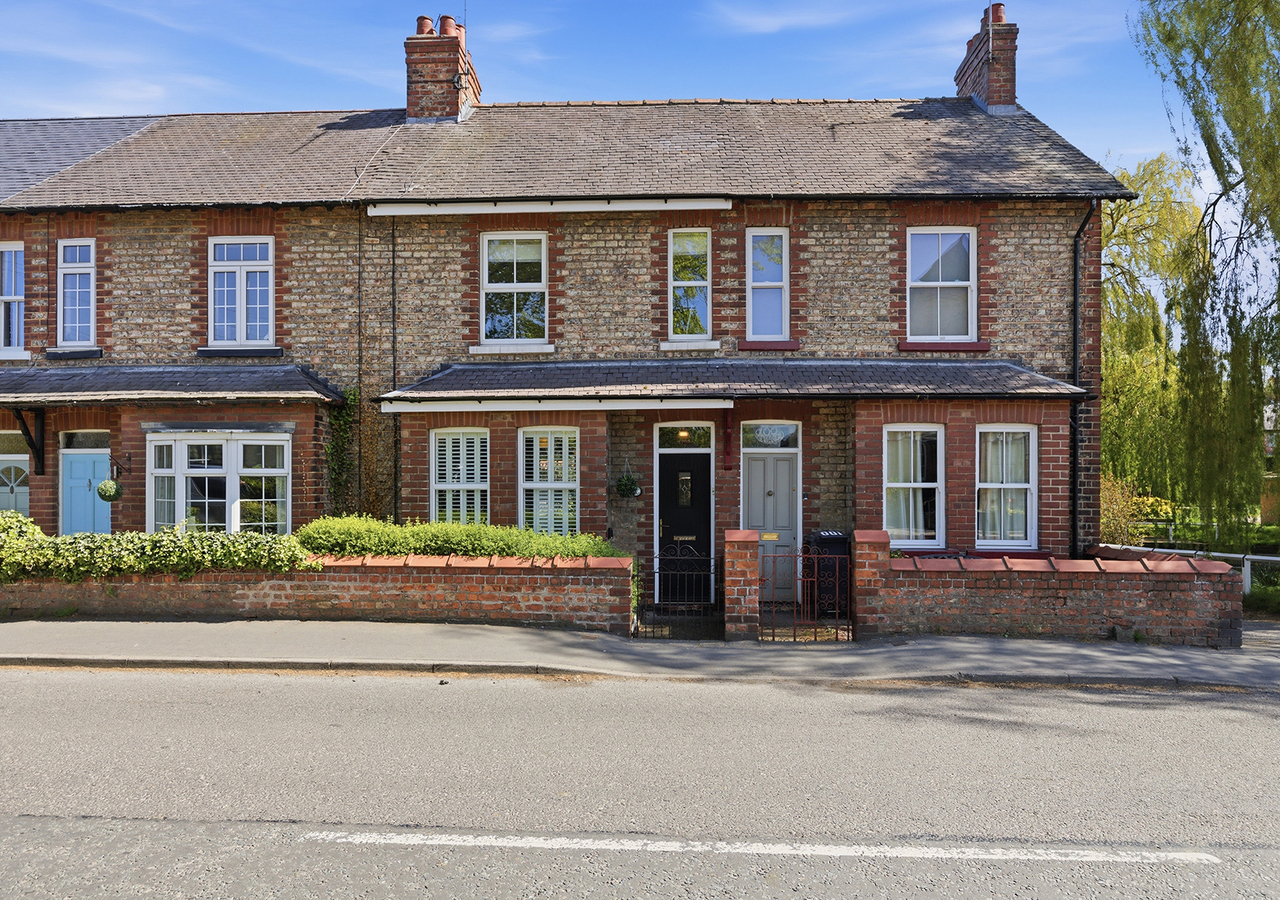 Beautiful Haxby Cottage - Close to Historic York - Pass the Keys in 102 The Village YO32 2JJ - Property image 10 - VivreStays