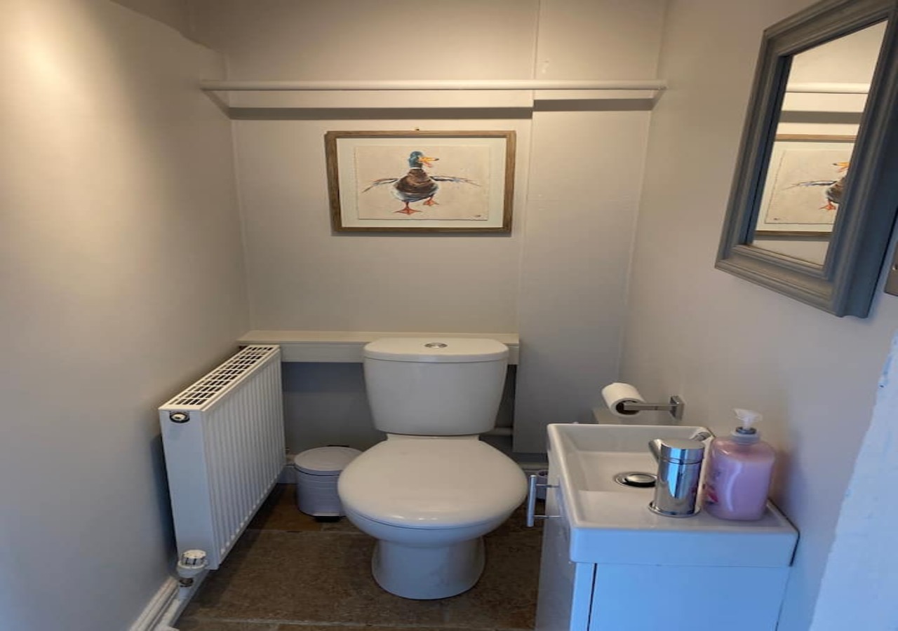 Beautiful Haxby Cottage - Close to Historic York - Pass the Keys in 102 The Village YO32 2JJ - Property image 12 - VivreStays