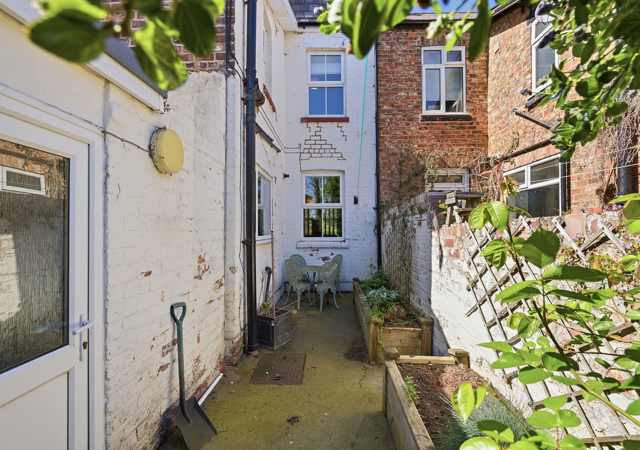 Beautiful Haxby Cottage - Close to Historic York - Pass the Keys in 102 The Village YO32 2JJ - Property image 23 - VivreStays