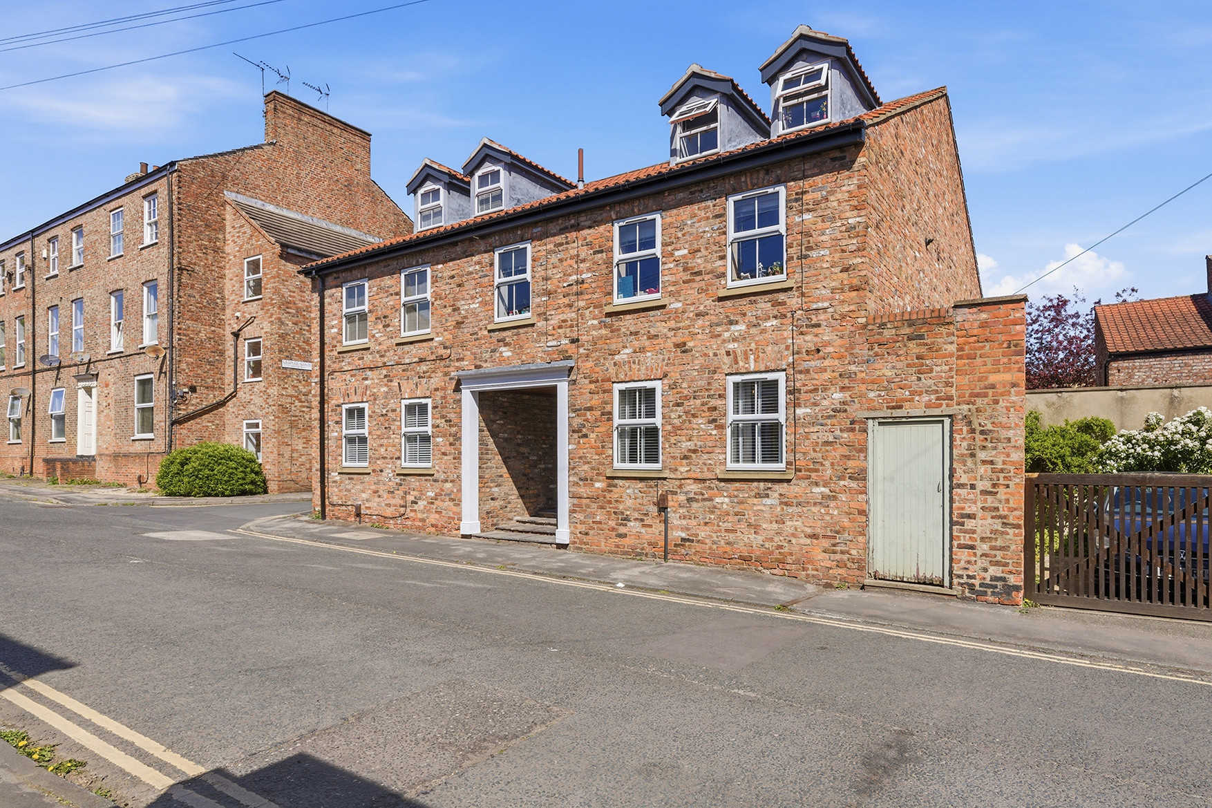 View Central York Apartment with Free Parking & WiFi - Pass the Keys in Flat 2, The Old Fruit Warehouse, Penleys Grove St, YO31 7PN Central York Apartment with Free Parking & WiFi - Pass the Keys in Flat 2, The Old Fruit Warehouse, Penleys Grove St, YO31 7PN - Property image 6 - VivreStays