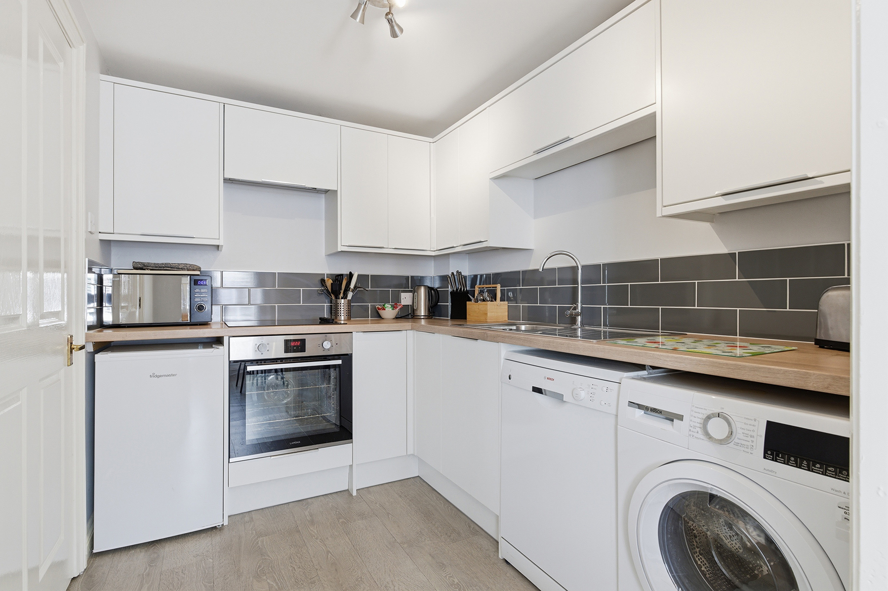 View Central York Apartment with Free Parking & WiFi - Pass the Keys in Flat 2, The Old Fruit Warehouse, Penleys Grove St, YO31 7PN Central York Apartment with Free Parking & WiFi - Pass the Keys in Flat 2, The Old Fruit Warehouse, Penleys Grove St, YO31 7PN - Property image 7 - VivreStays