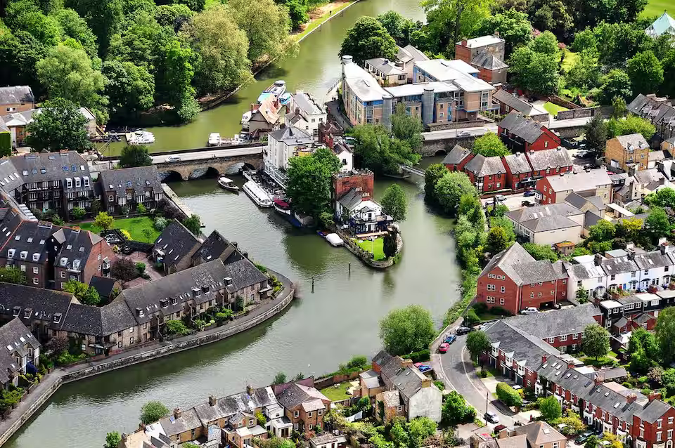 Dreamy Riverside Island Apartment - Central Oxford - Pass the Keys in Flat 5, 1, Folly Bridge OX1 4JU - Property image 2 - VivreStays
