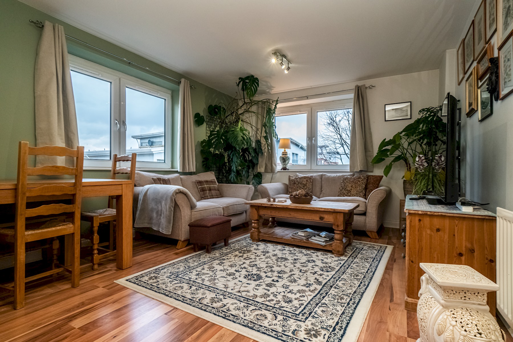 View Charming 2BR w/ Balcony & Free Parking - Pass the Keys in 12/44 Pilrig Heights EH6 5BB Charming 2BR w/ Balcony & Free Parking - Pass the Keys in 12/44 Pilrig Heights EH6 5BB - Property image 6 - VivreStays