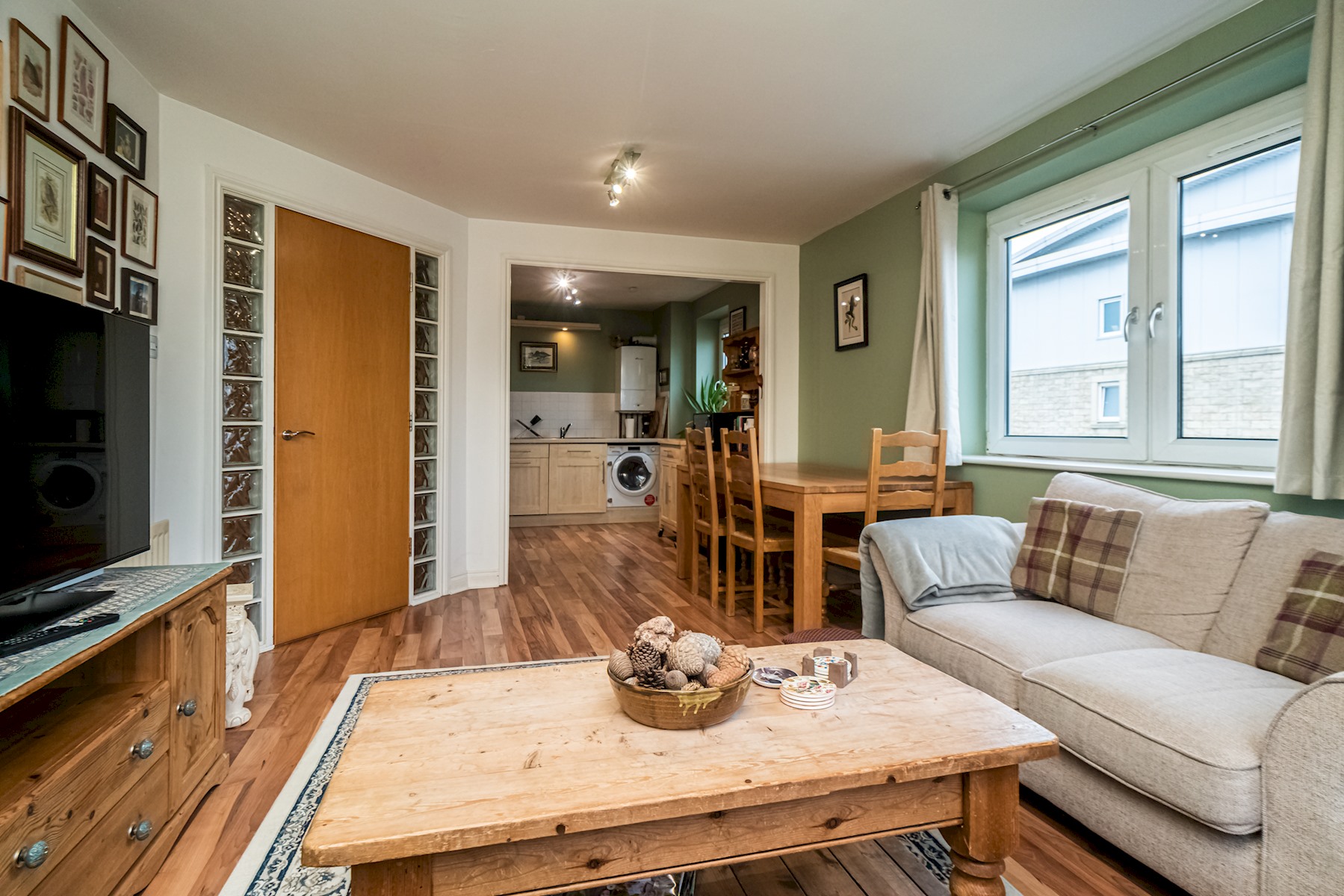View Charming 2BR w/ Balcony & Free Parking - Pass the Keys in 12/44 Pilrig Heights EH6 5BB Charming 2BR w/ Balcony & Free Parking - Pass the Keys in 12/44 Pilrig Heights EH6 5BB - Property image 2 - VivreStays