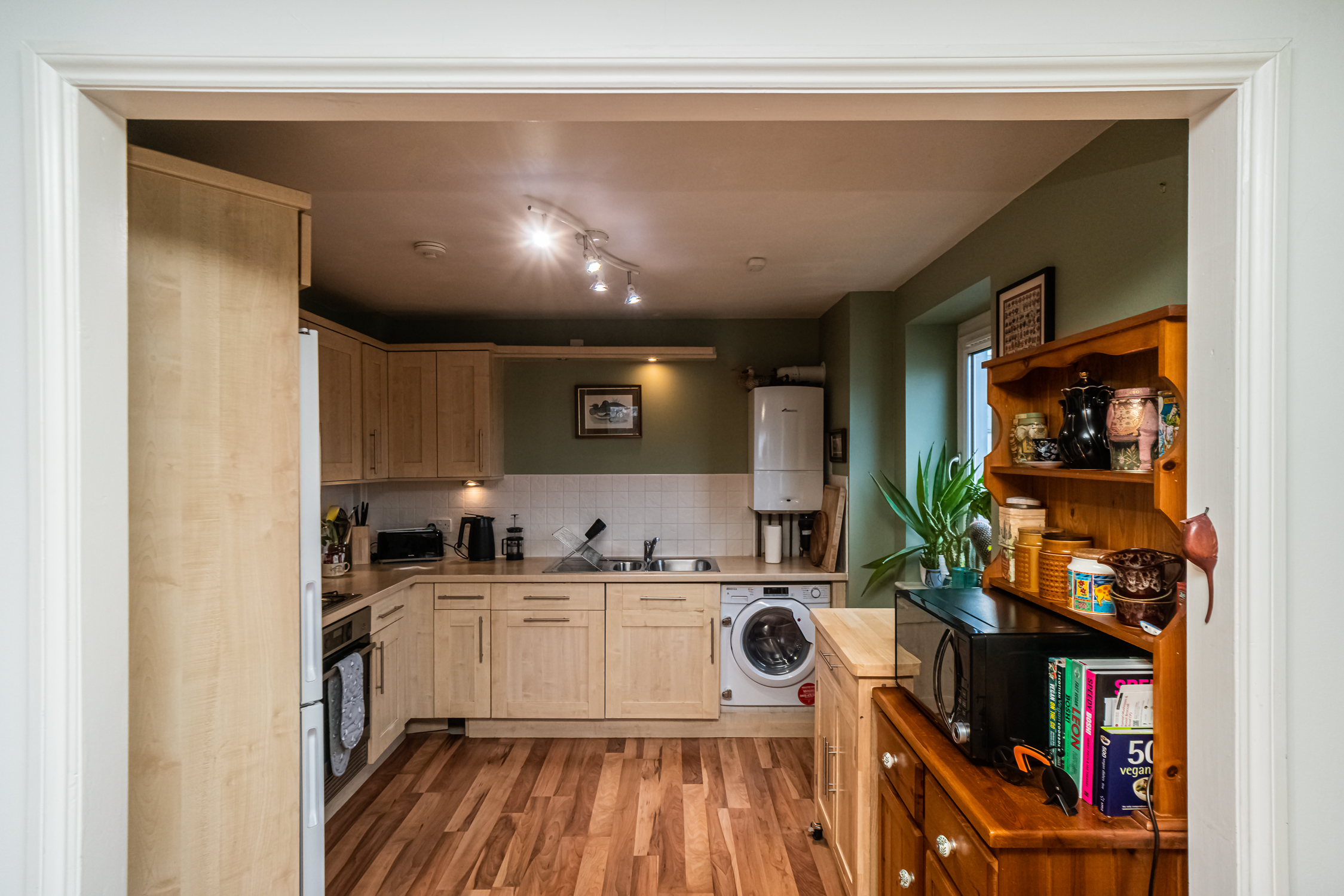 View Charming 2BR w/ Balcony & Free Parking - Pass the Keys in 12/44 Pilrig Heights EH6 5BB Charming 2BR w/ Balcony & Free Parking - Pass the Keys in 12/44 Pilrig Heights EH6 5BB - Property image 9 - VivreStays