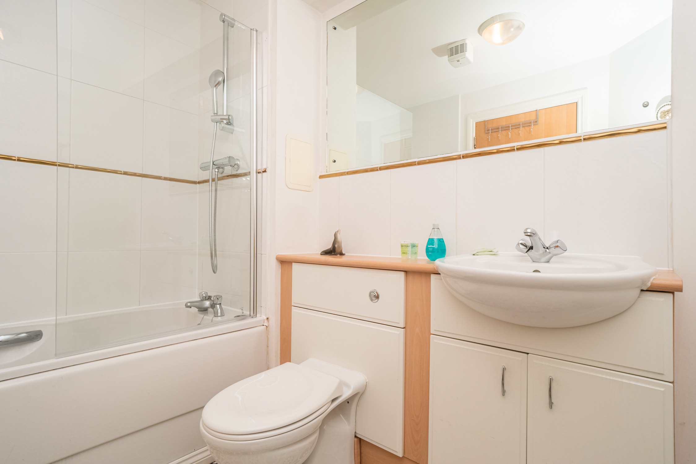 View Charming 2BR w/ Balcony & Free Parking - Pass the Keys in 12/44 Pilrig Heights EH6 5BB Charming 2BR w/ Balcony & Free Parking - Pass the Keys in 12/44 Pilrig Heights EH6 5BB - Property image 20 - VivreStays