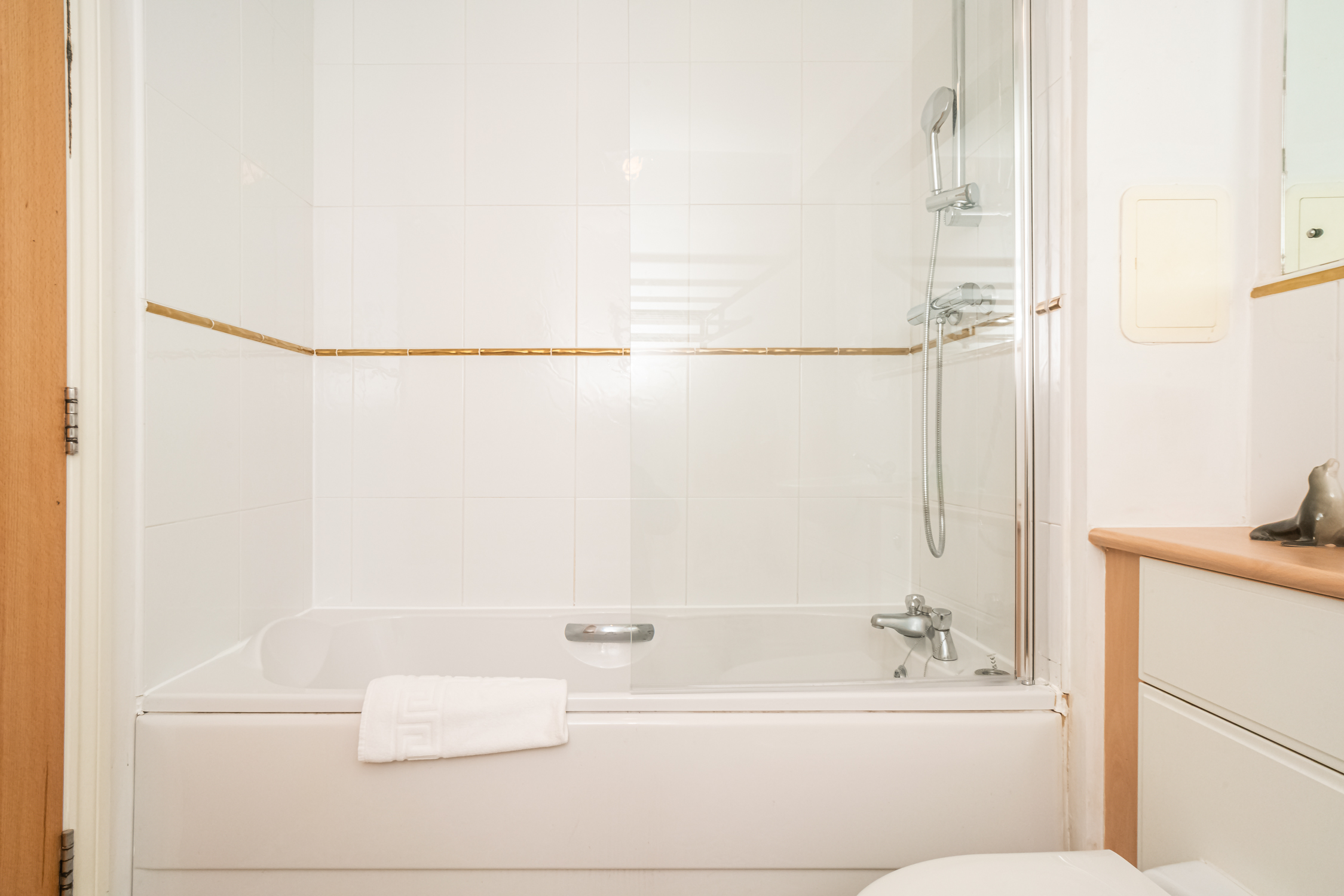 View Charming 2BR w/ Balcony & Free Parking - Pass the Keys in 12/44 Pilrig Heights EH6 5BB Charming 2BR w/ Balcony & Free Parking - Pass the Keys in 12/44 Pilrig Heights EH6 5BB - Property image 19 - VivreStays