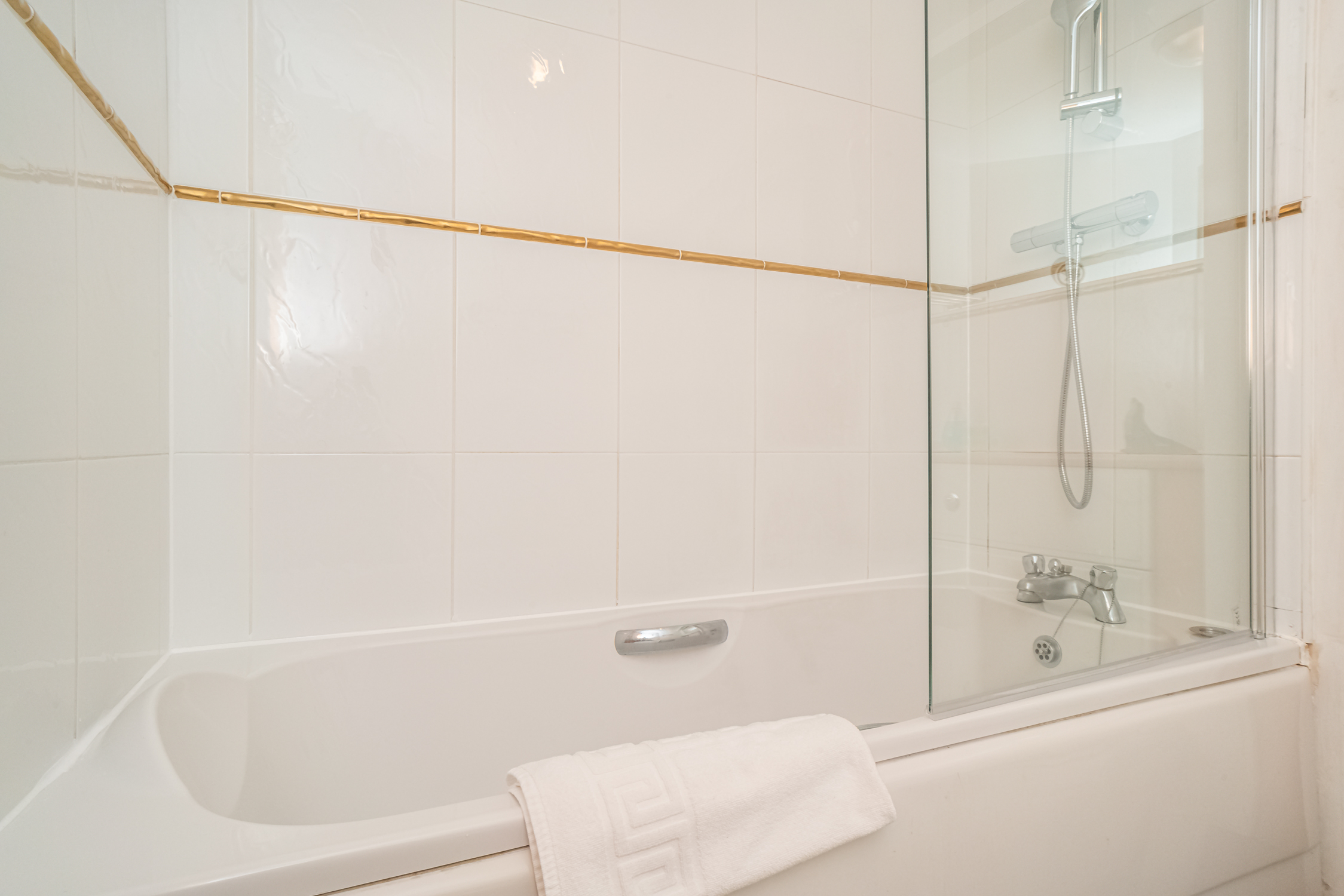 View Charming 2BR w/ Balcony & Free Parking - Pass the Keys in 12/44 Pilrig Heights EH6 5BB Charming 2BR w/ Balcony & Free Parking - Pass the Keys in 12/44 Pilrig Heights EH6 5BB - Property image 18 - VivreStays