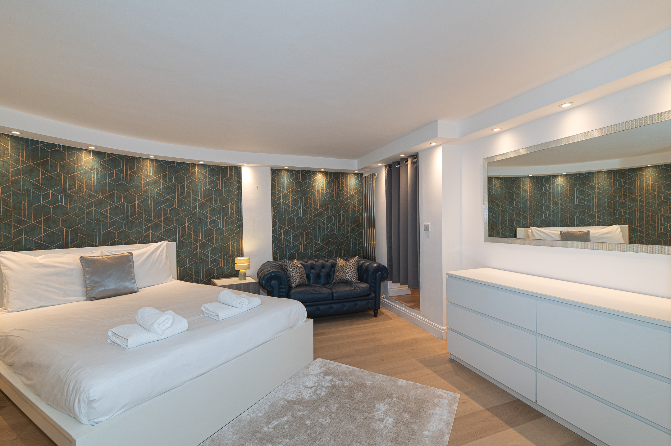Modern Split-Level flat, South Kensington, London - Pass the Keys in 81 Princes Gate Mews SW7 2PD - Property image 15 - VivreStays