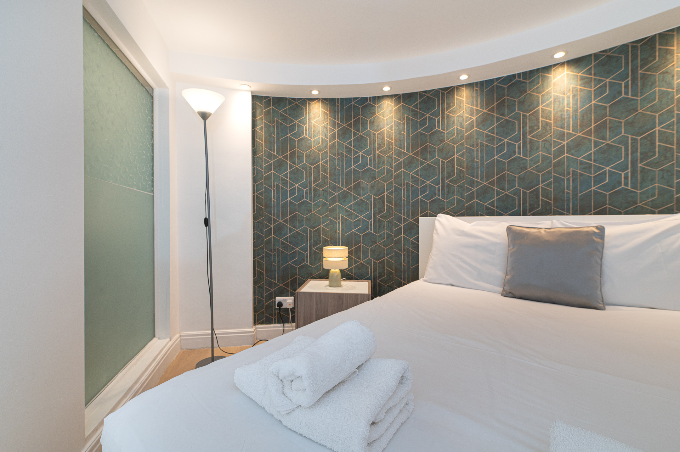 Modern Split-Level flat, South Kensington, London - Pass the Keys in 81 Princes Gate Mews SW7 2PD - Property image 23 - VivreStays