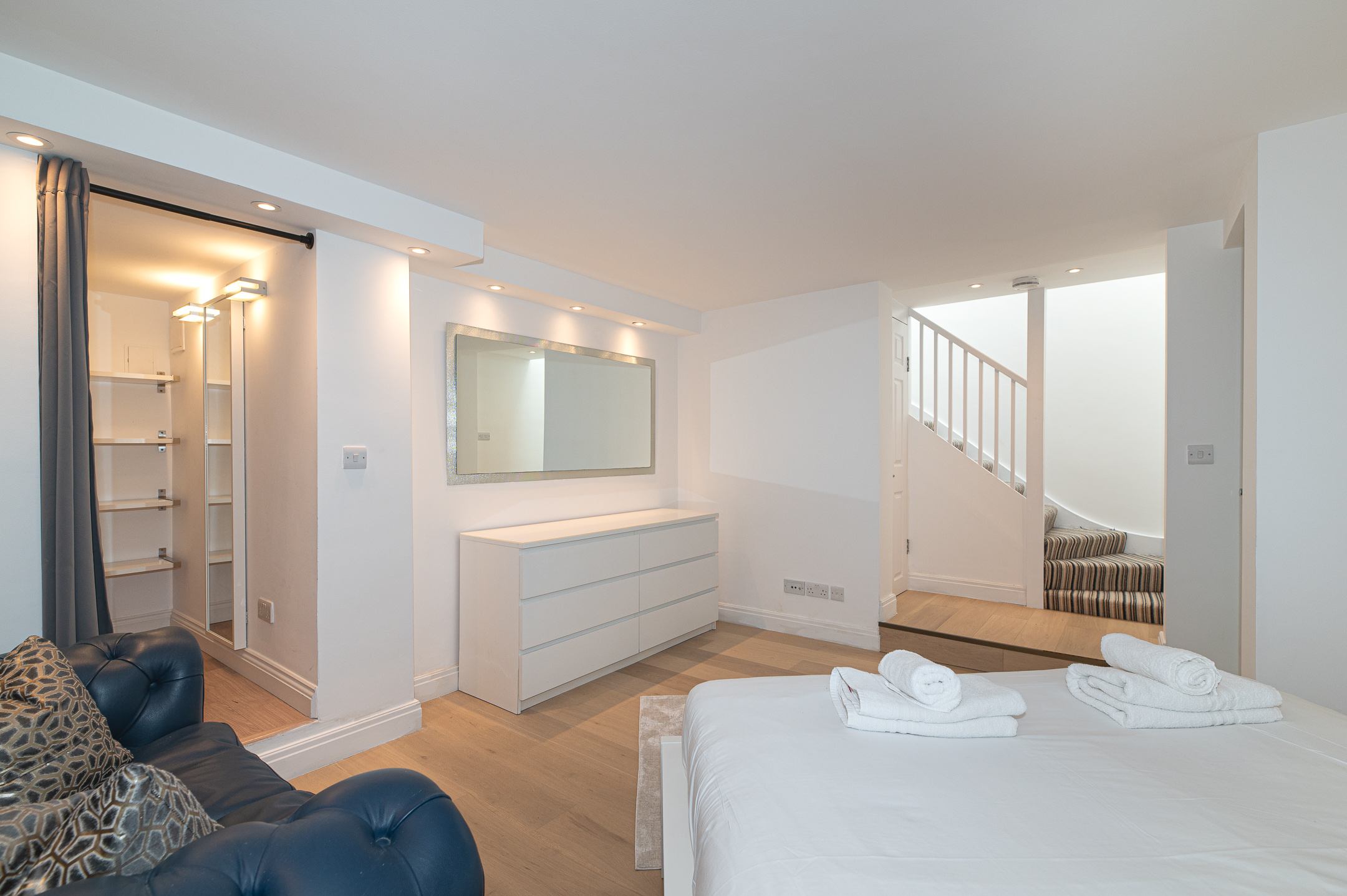 Modern Split-Level flat, South Kensington, London - Pass the Keys in 81 Princes Gate Mews SW7 2PD - Property image 25 - VivreStays