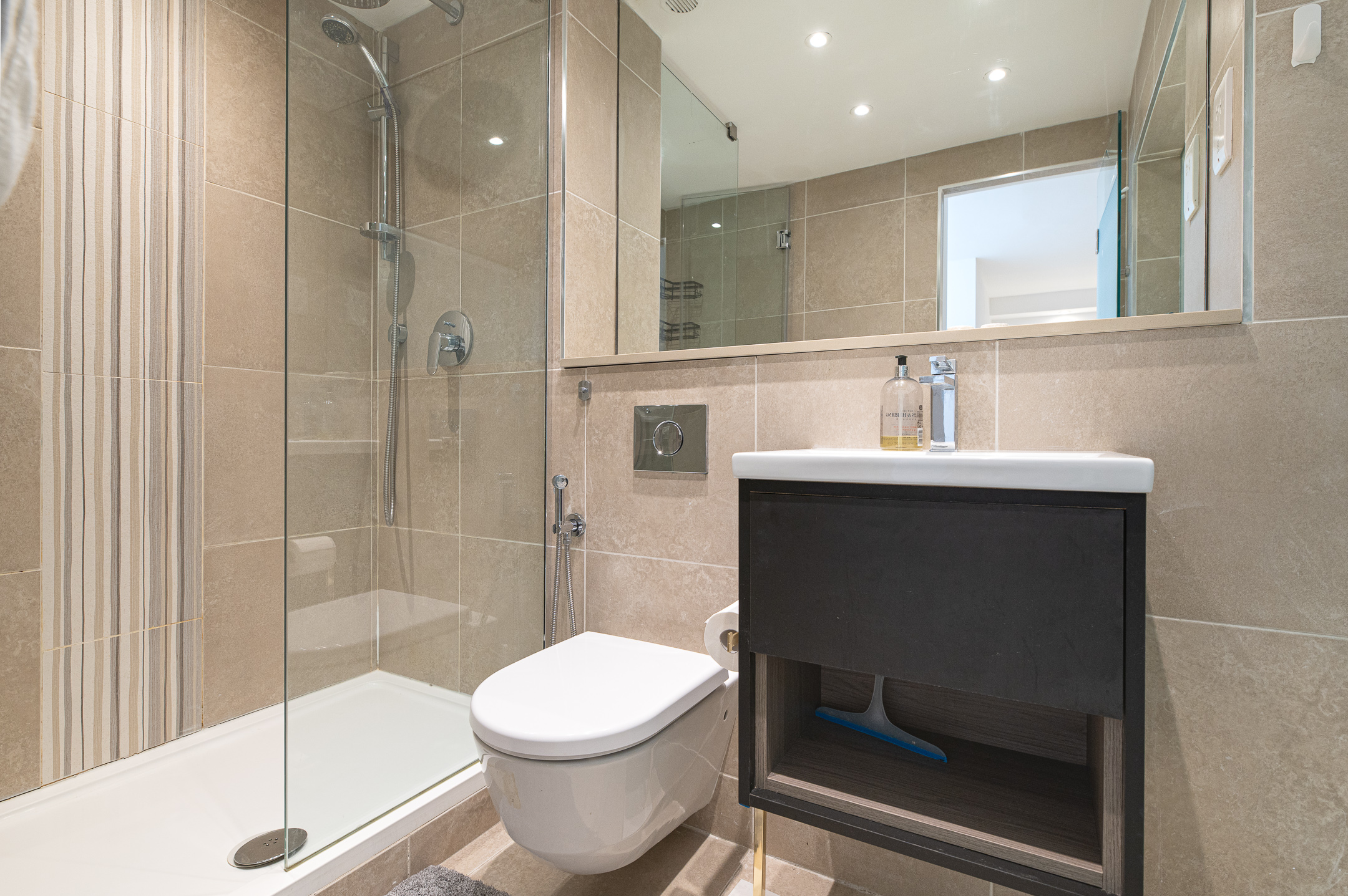 Modern Split-Level flat, South Kensington, London - Pass the Keys in 81 Princes Gate Mews SW7 2PD - Property image 29 - VivreStays