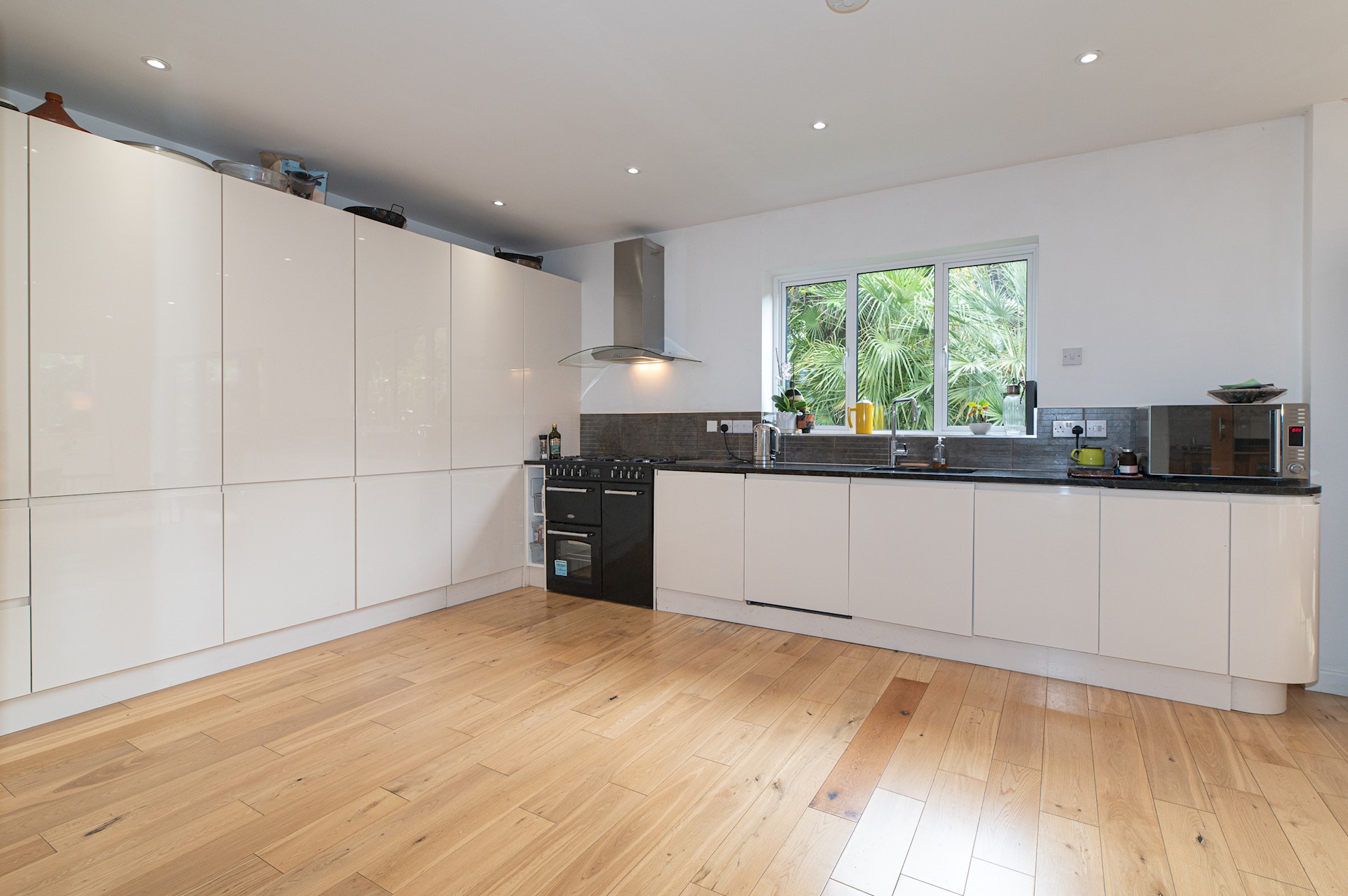 Stunning South London Home with Rare Garden Oasis - Pass the Keys in 5 Dulwich Wood Avenue, SE19 1HB - Property image 4 - VivreStays