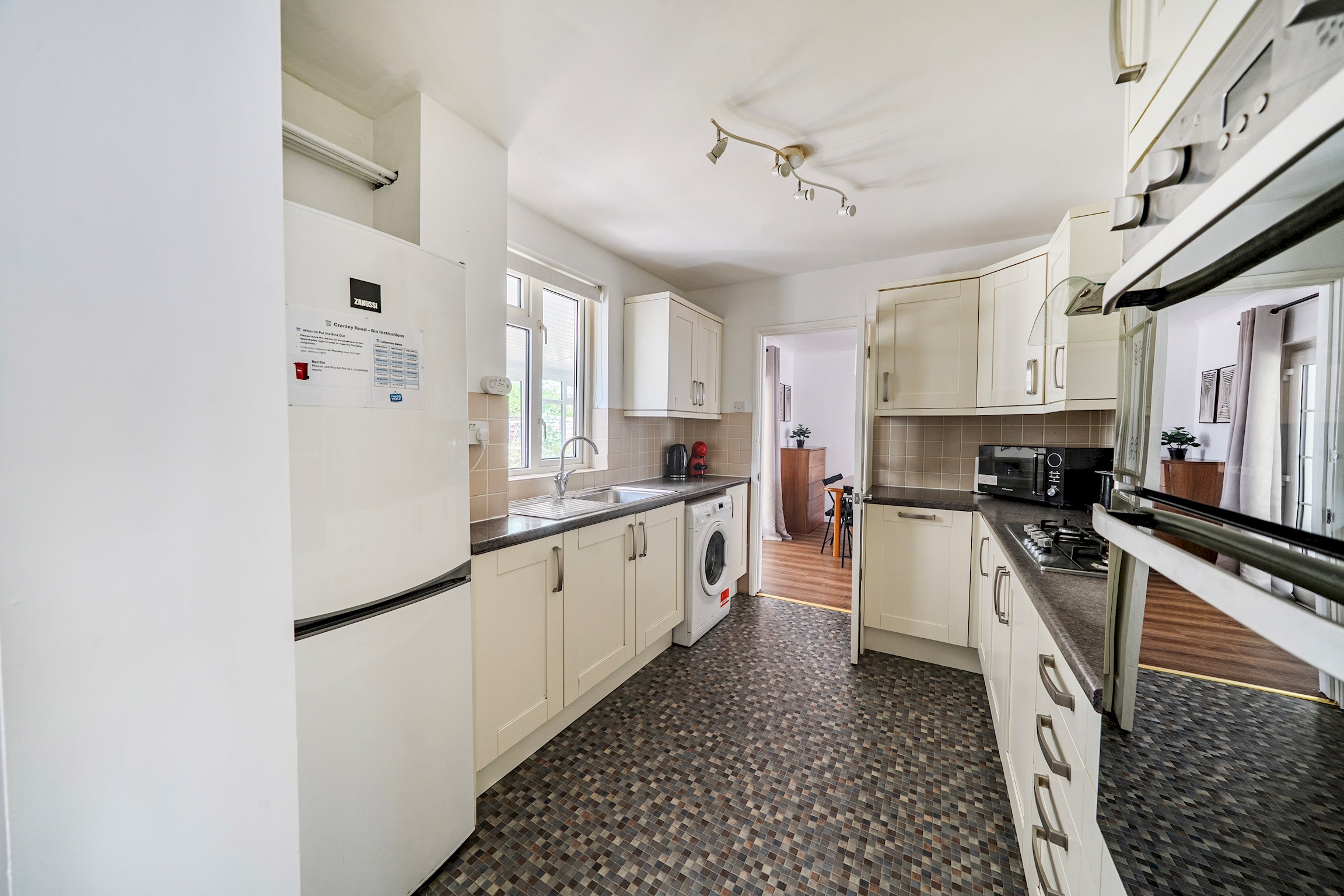 View Homely 5 Bed inc. 2 x Parking + Garden - Oxford - Pass the Keys in 11 Cranley Road, Headington OX3 8BP Homely 5 Bed inc. 2 x Parking + Garden - Oxford - Pass the Keys in 11 Cranley Road, Headington OX3 8BP - Property image 14 - VivreStays