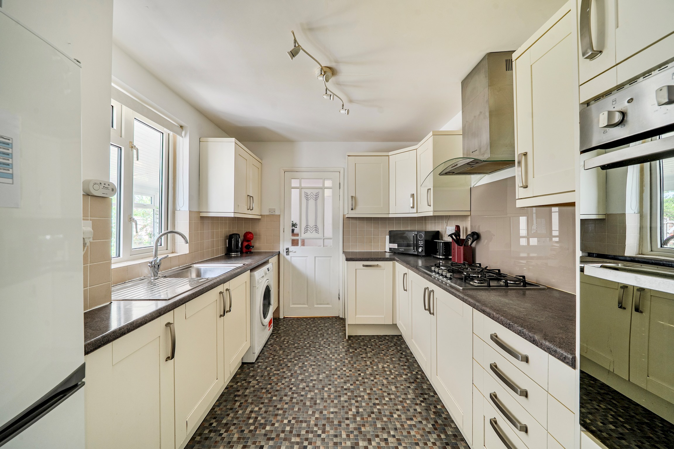 View Homely 5 Bed inc. 2 x Parking + Garden - Oxford - Pass the Keys in 11 Cranley Road, Headington OX3 8BP Homely 5 Bed inc. 2 x Parking + Garden - Oxford - Pass the Keys in 11 Cranley Road, Headington OX3 8BP - Property image 15 - VivreStays