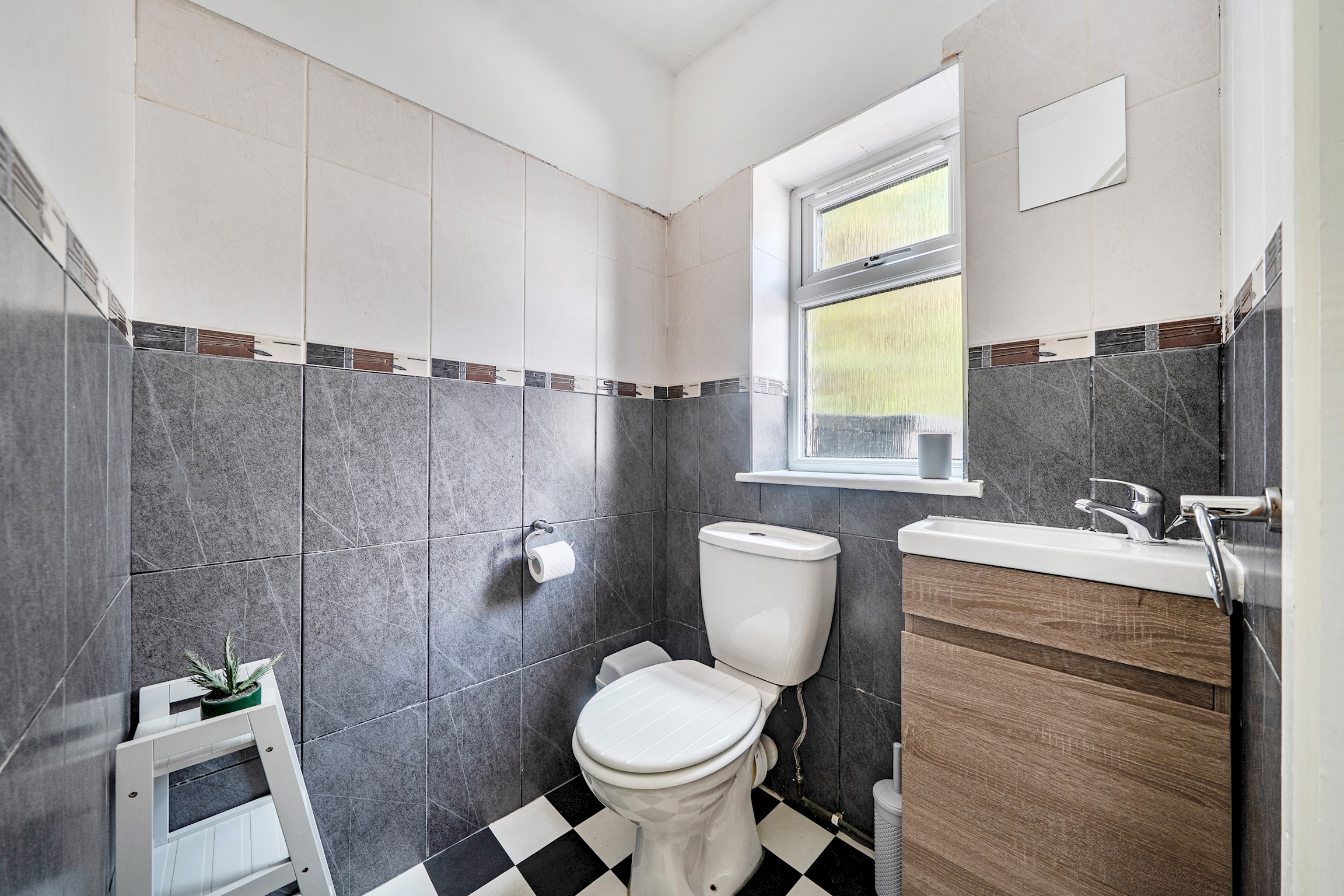 View Homely 5 Bed inc. 2 x Parking + Garden - Oxford - Pass the Keys in 11 Cranley Road, Headington OX3 8BP Homely 5 Bed inc. 2 x Parking + Garden - Oxford - Pass the Keys in 11 Cranley Road, Headington OX3 8BP - Property image 16 - VivreStays
