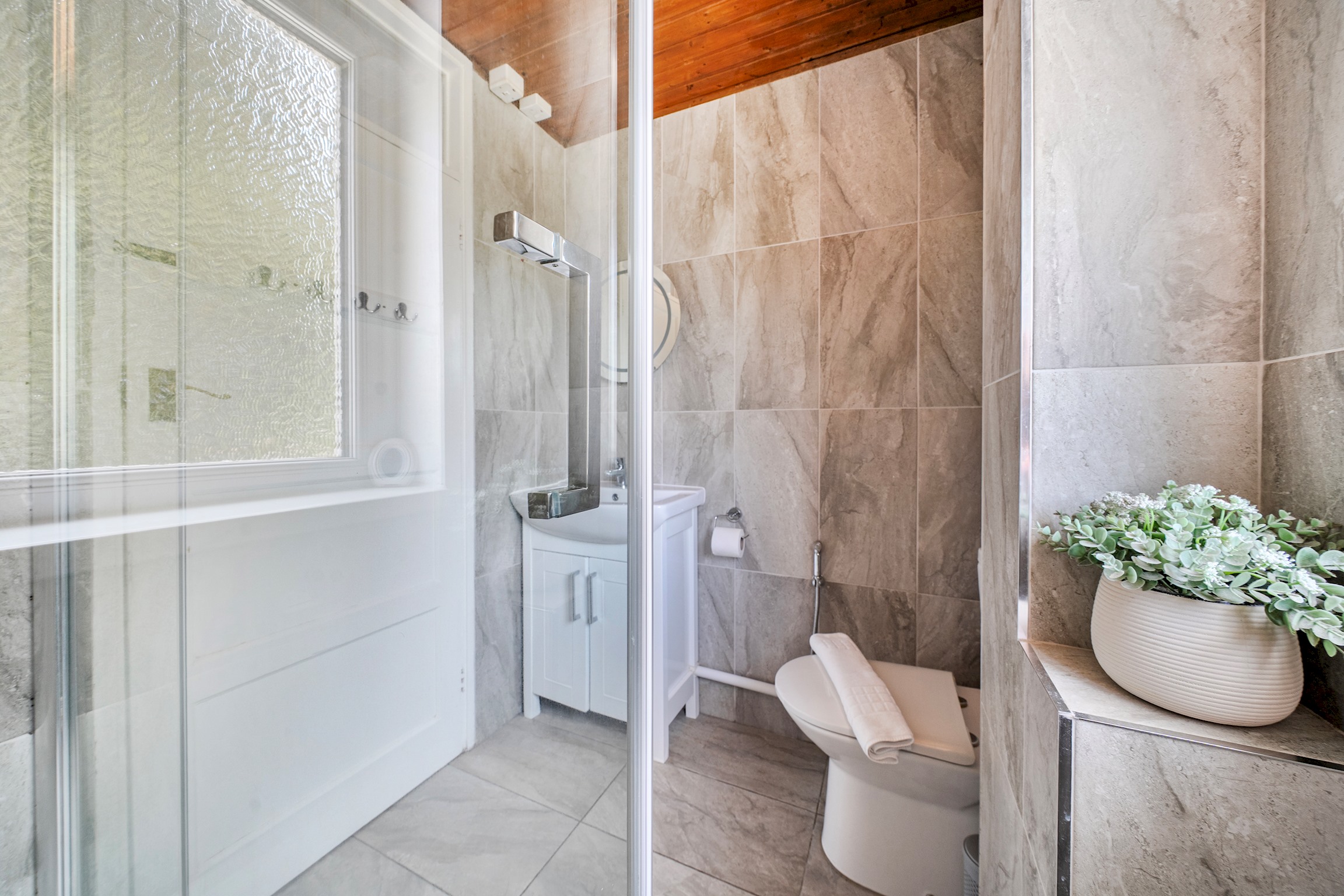 View Homely 5 Bed inc. 2 x Parking + Garden - Oxford - Pass the Keys in 11 Cranley Road, Headington OX3 8BP Homely 5 Bed inc. 2 x Parking + Garden - Oxford - Pass the Keys in 11 Cranley Road, Headington OX3 8BP - Property image 17 - VivreStays