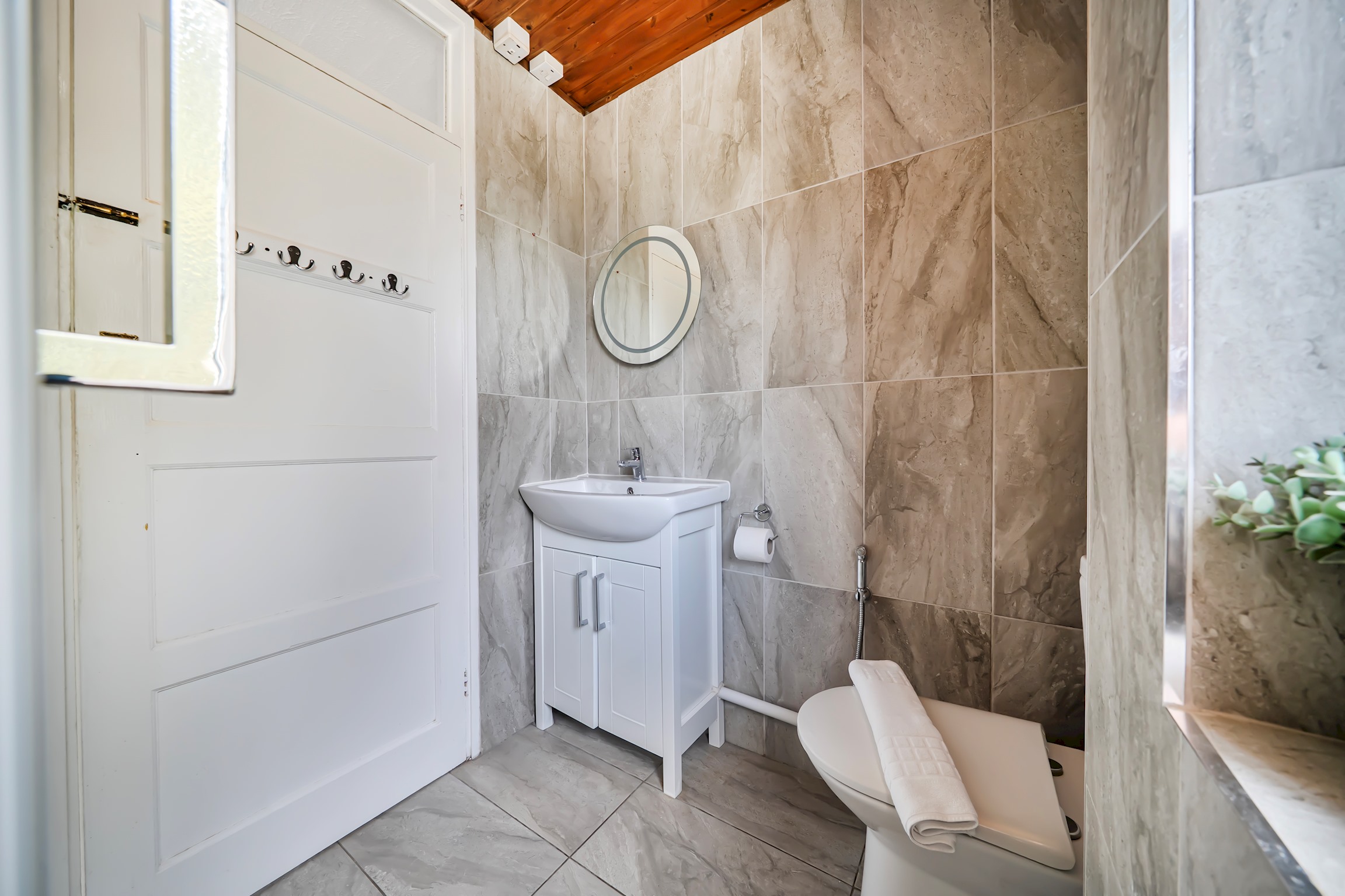 View Homely 5 Bed inc. 2 x Parking + Garden - Oxford - Pass the Keys in 11 Cranley Road, Headington OX3 8BP Homely 5 Bed inc. 2 x Parking + Garden - Oxford - Pass the Keys in 11 Cranley Road, Headington OX3 8BP - Property image 20 - VivreStays
