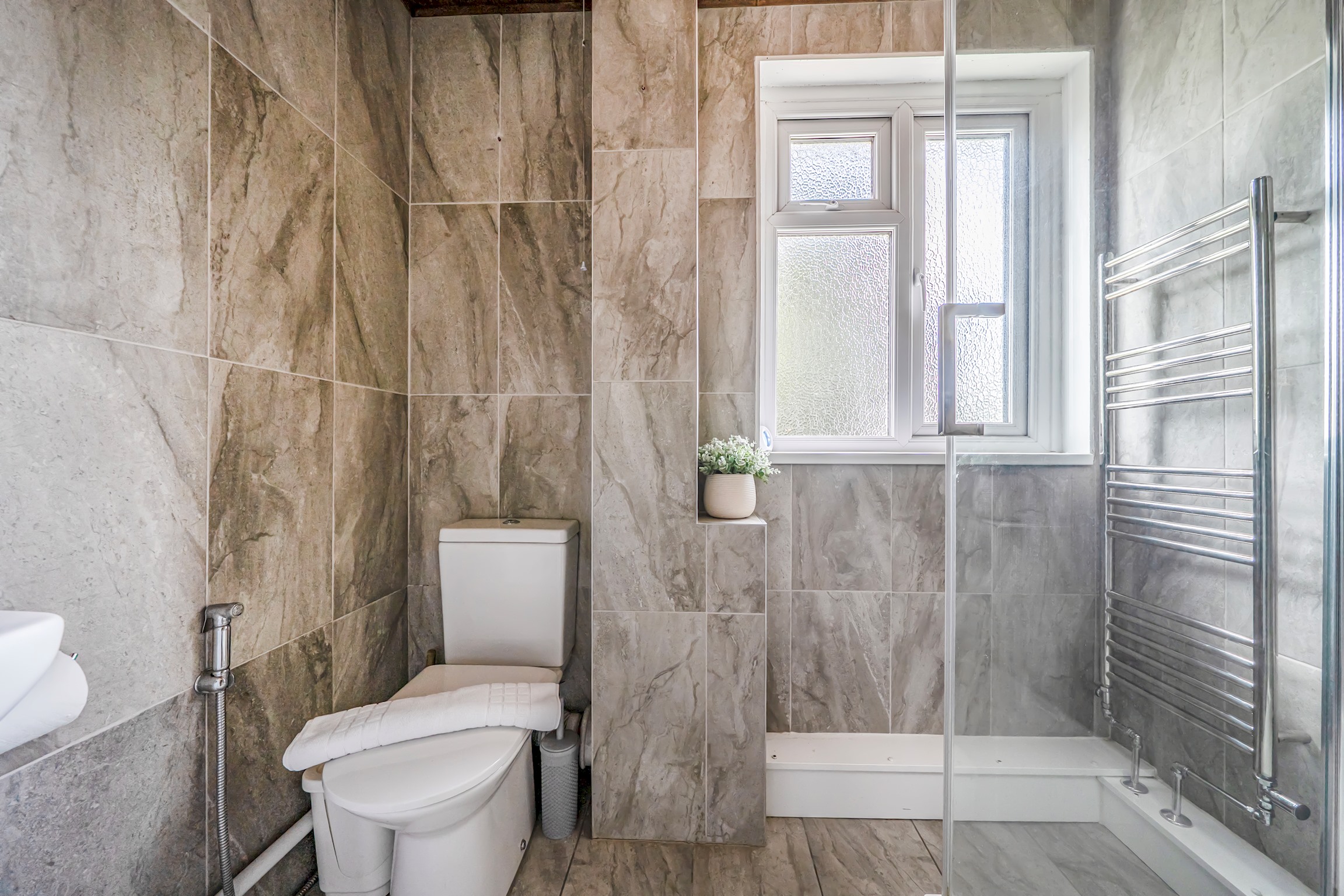 View Homely 5 Bed inc. 2 x Parking + Garden - Oxford - Pass the Keys in 11 Cranley Road, Headington OX3 8BP Homely 5 Bed inc. 2 x Parking + Garden - Oxford - Pass the Keys in 11 Cranley Road, Headington OX3 8BP - Property image 21 - VivreStays