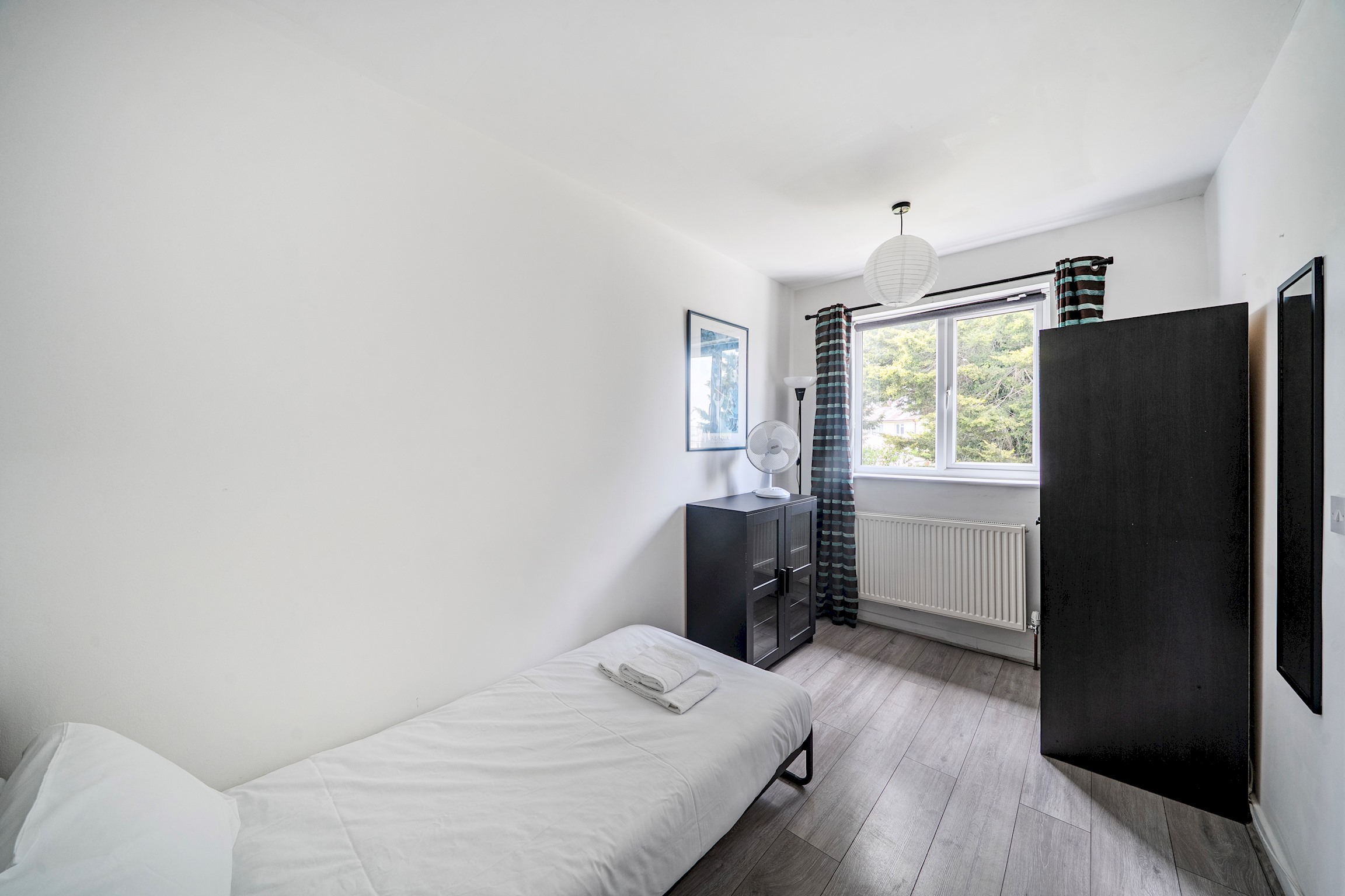View Homely 5 Bed inc. 2 x Parking + Garden - Oxford - Pass the Keys in 11 Cranley Road, Headington OX3 8BP Homely 5 Bed inc. 2 x Parking + Garden - Oxford - Pass the Keys in 11 Cranley Road, Headington OX3 8BP - Property image 22 - VivreStays