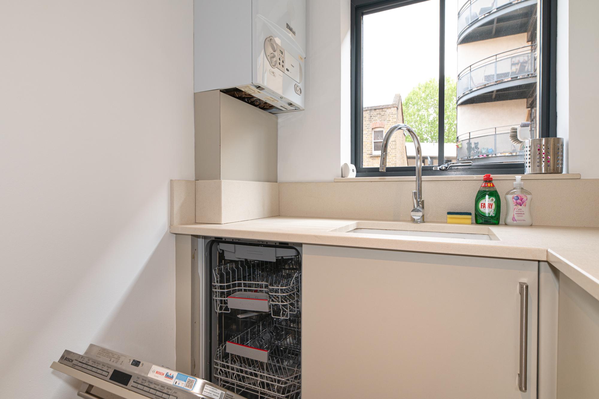 View Stylish Dockside Flat Near Tower Bridge - Pass the Keys in Flat 3A, 5 Wolseley Street SE1 2BP Stylish Dockside Flat Near Tower Bridge - Pass the Keys in Flat 3A, 5 Wolseley Street SE1 2BP - Property image 14 - VivreStays
