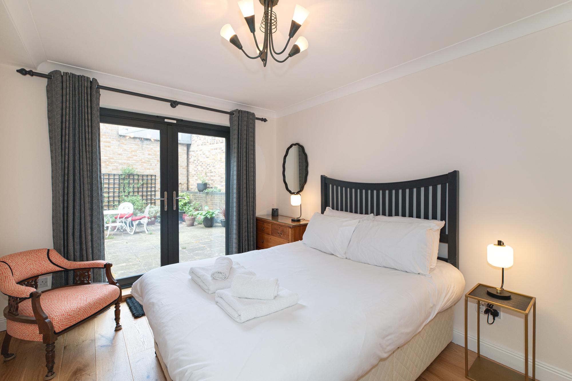 View Stylish Dockside Flat Near Tower Bridge - Pass the Keys in Flat 3A, 5 Wolseley Street SE1 2BP Stylish Dockside Flat Near Tower Bridge - Pass the Keys in Flat 3A, 5 Wolseley Street SE1 2BP - Property image 5 - VivreStays