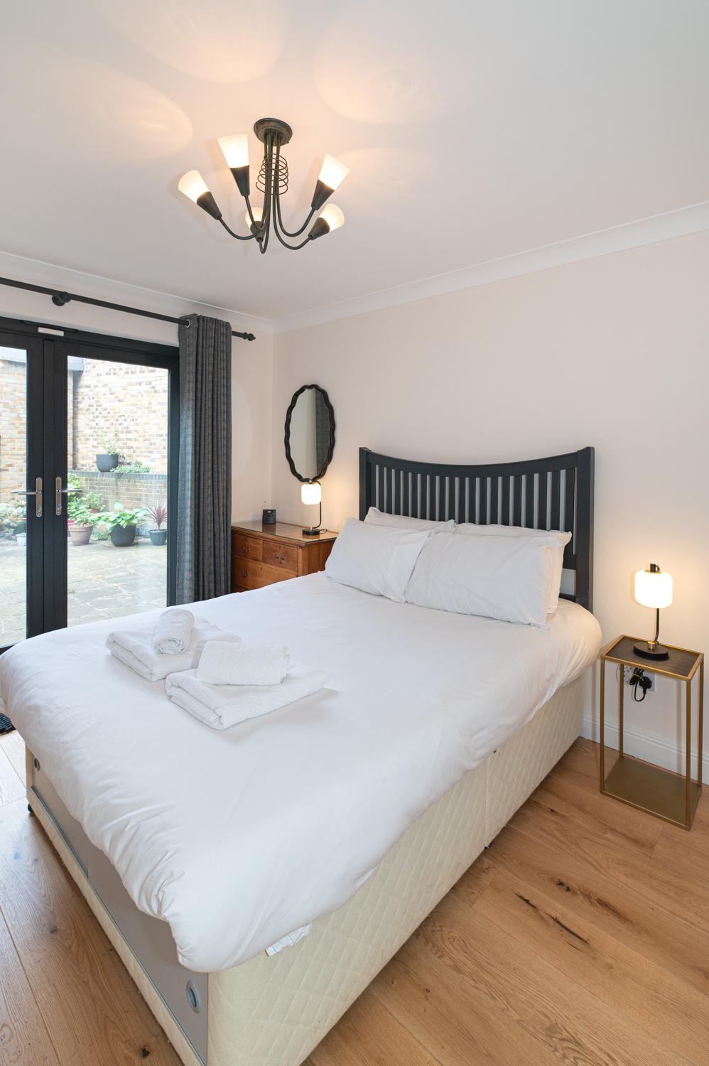 View Stylish Dockside Flat Near Tower Bridge - Pass the Keys in Flat 3A, 5 Wolseley Street SE1 2BP Stylish Dockside Flat Near Tower Bridge - Pass the Keys in Flat 3A, 5 Wolseley Street SE1 2BP - Property image 23 - VivreStays