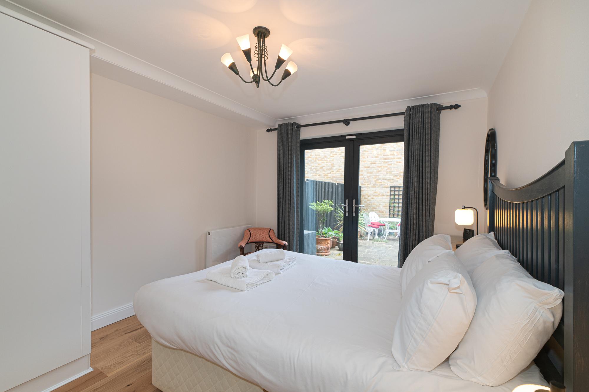 View Stylish Dockside Flat Near Tower Bridge - Pass the Keys in Flat 3A, 5 Wolseley Street SE1 2BP Stylish Dockside Flat Near Tower Bridge - Pass the Keys in Flat 3A, 5 Wolseley Street SE1 2BP - Property image 24 - VivreStays