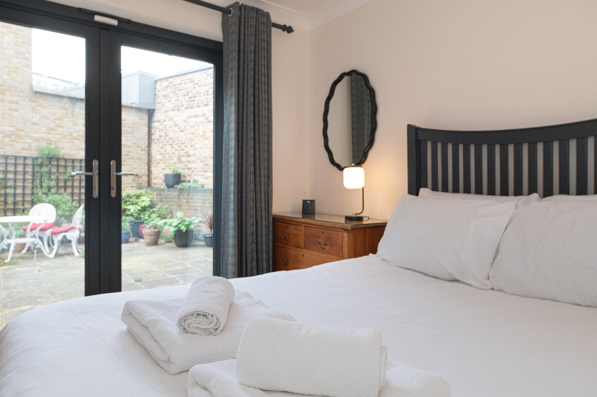 View Stylish Dockside Flat Near Tower Bridge - Pass the Keys in Flat 3A, 5 Wolseley Street SE1 2BP Stylish Dockside Flat Near Tower Bridge - Pass the Keys in Flat 3A, 5 Wolseley Street SE1 2BP - Property image 26 - VivreStays