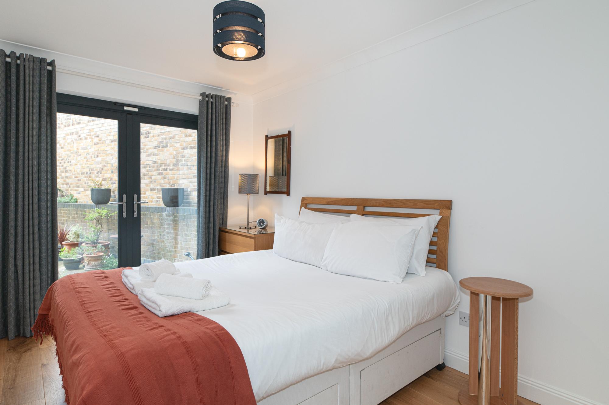 View Stylish Dockside Flat Near Tower Bridge - Pass the Keys in Flat 3A, 5 Wolseley Street SE1 2BP Stylish Dockside Flat Near Tower Bridge - Pass the Keys in Flat 3A, 5 Wolseley Street SE1 2BP - Property image 20 - VivreStays