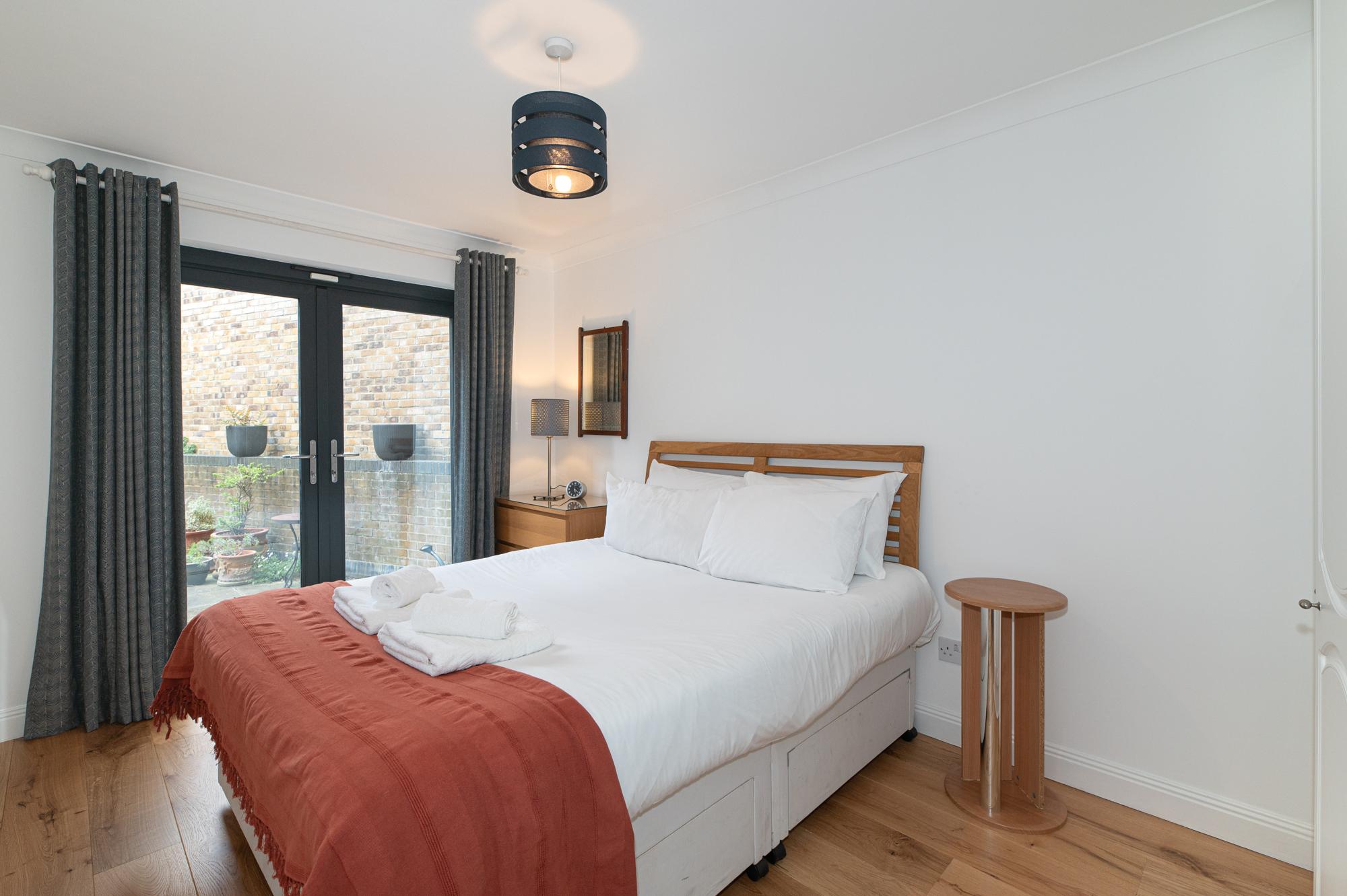 View Stylish Dockside Flat Near Tower Bridge - Pass the Keys in Flat 3A, 5 Wolseley Street SE1 2BP Stylish Dockside Flat Near Tower Bridge - Pass the Keys in Flat 3A, 5 Wolseley Street SE1 2BP - Property image 18 - VivreStays