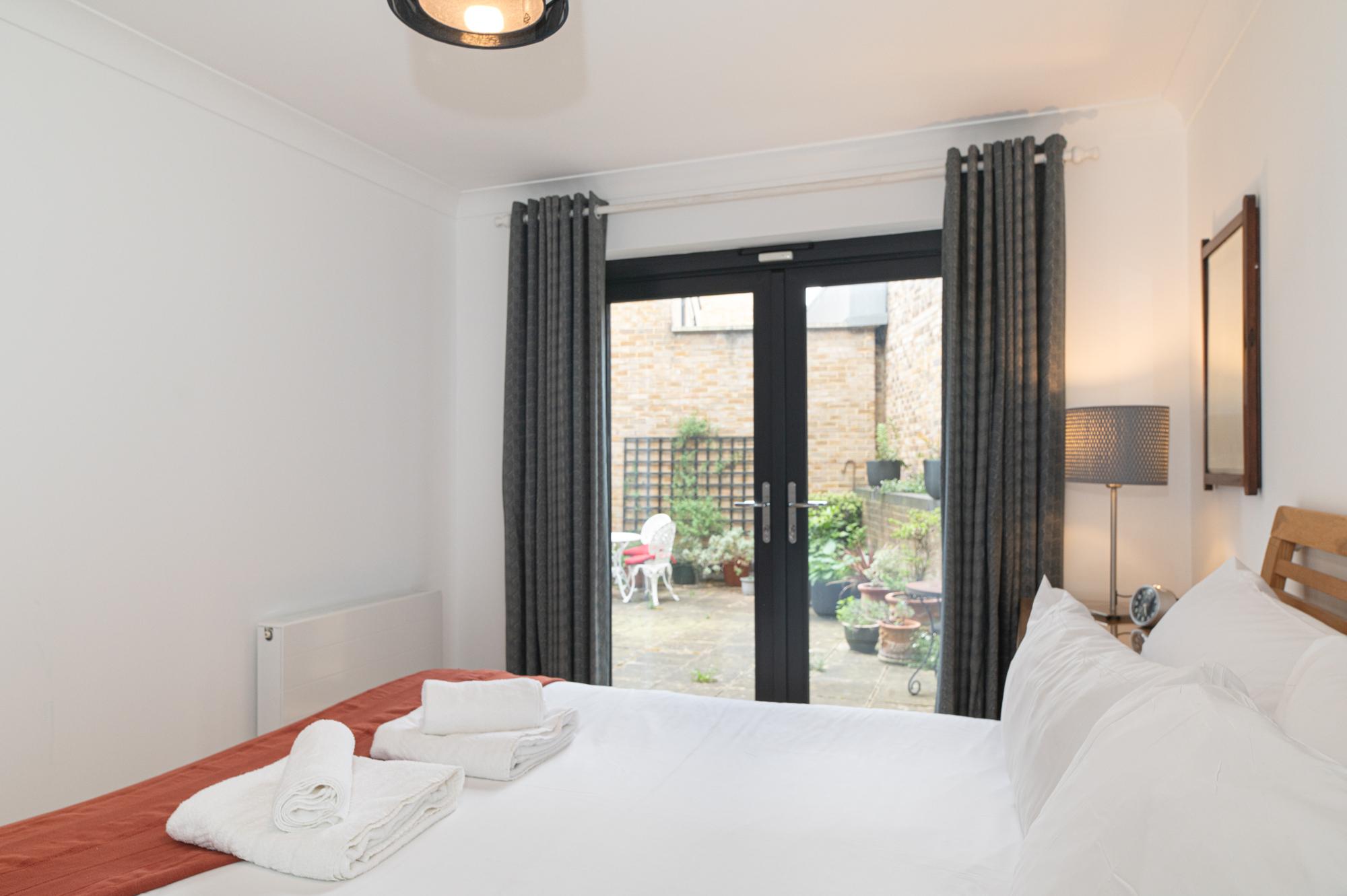 View Stylish Dockside Flat Near Tower Bridge - Pass the Keys in Flat 3A, 5 Wolseley Street SE1 2BP Stylish Dockside Flat Near Tower Bridge - Pass the Keys in Flat 3A, 5 Wolseley Street SE1 2BP - Property image 19 - VivreStays