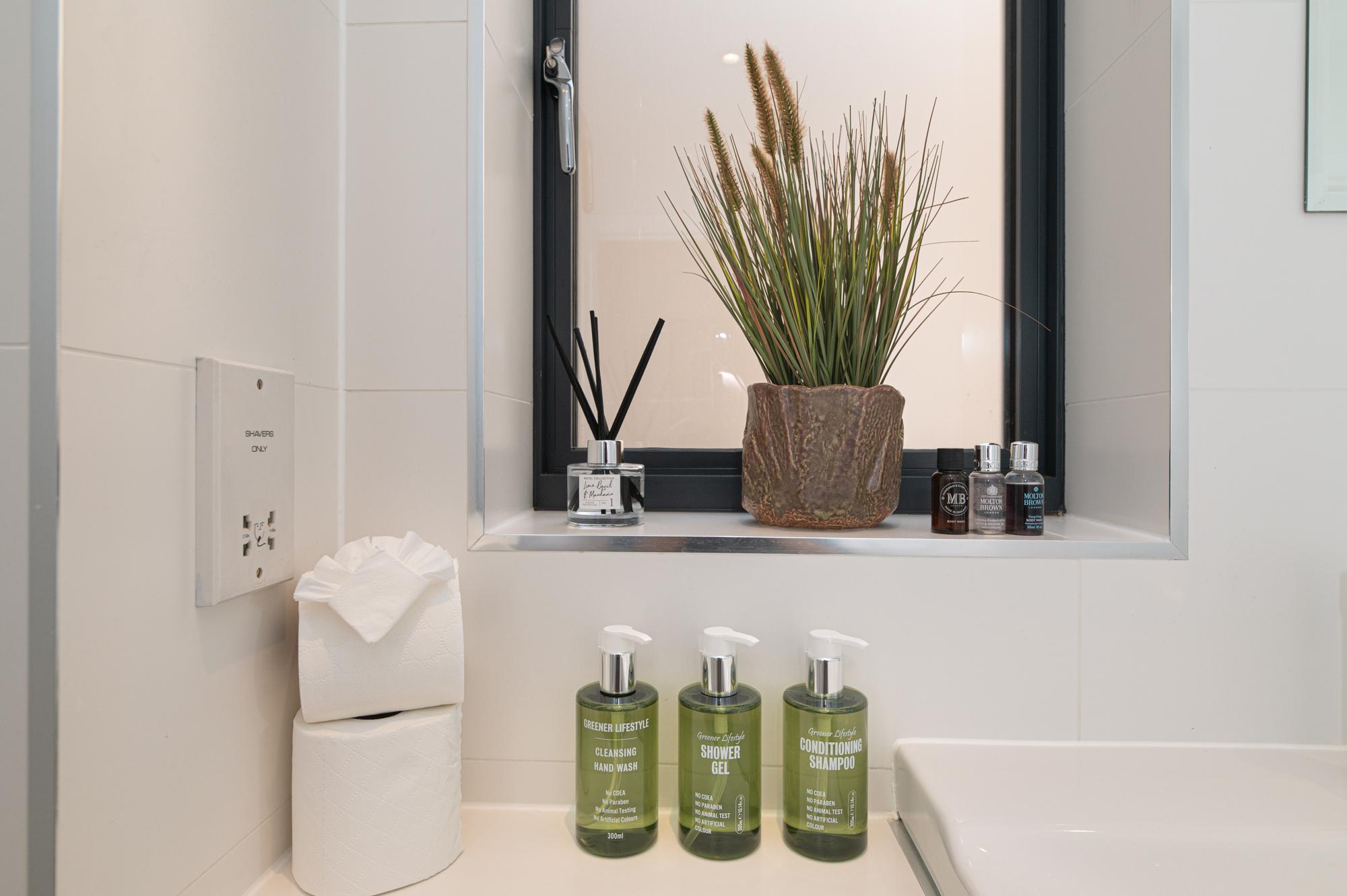View Stylish Dockside Flat Near Tower Bridge - Pass the Keys in Flat 3A, 5 Wolseley Street SE1 2BP Stylish Dockside Flat Near Tower Bridge - Pass the Keys in Flat 3A, 5 Wolseley Street SE1 2BP - Property image 29 - VivreStays