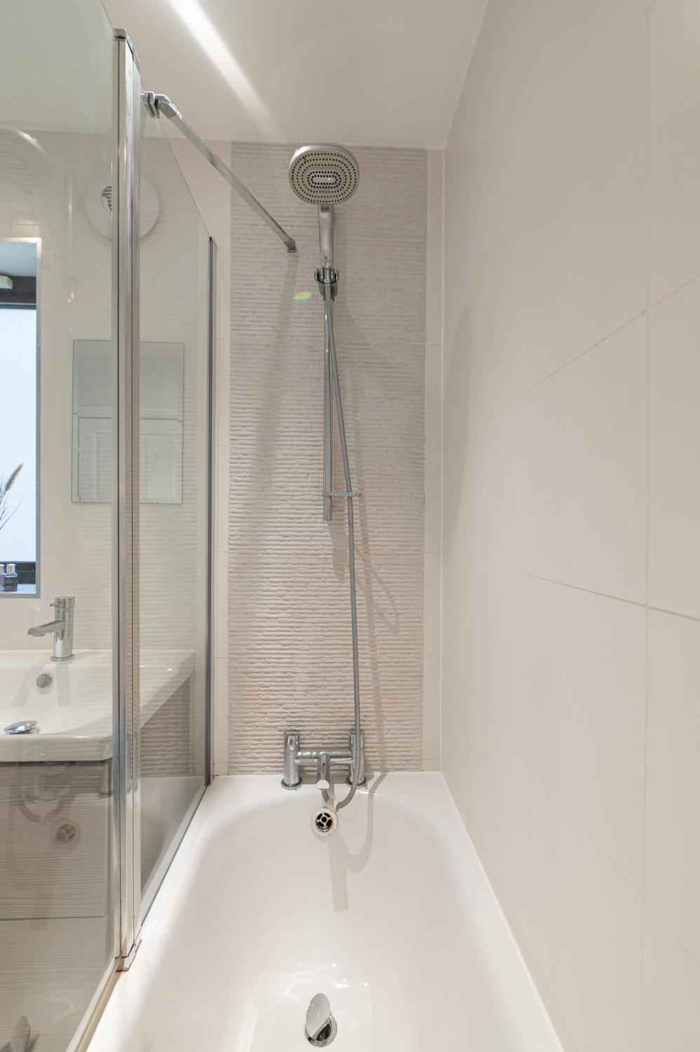 View Stylish Dockside Flat Near Tower Bridge - Pass the Keys in Flat 3A, 5 Wolseley Street SE1 2BP Stylish Dockside Flat Near Tower Bridge - Pass the Keys in Flat 3A, 5 Wolseley Street SE1 2BP - Property image 34 - VivreStays