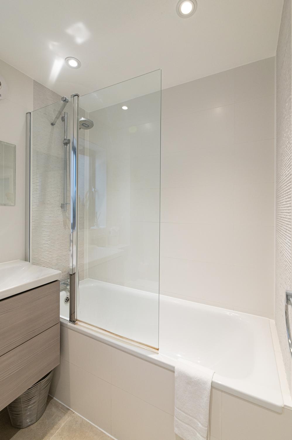 View Stylish Dockside Flat Near Tower Bridge - Pass the Keys in Flat 3A, 5 Wolseley Street SE1 2BP Stylish Dockside Flat Near Tower Bridge - Pass the Keys in Flat 3A, 5 Wolseley Street SE1 2BP - Property image 30 - VivreStays