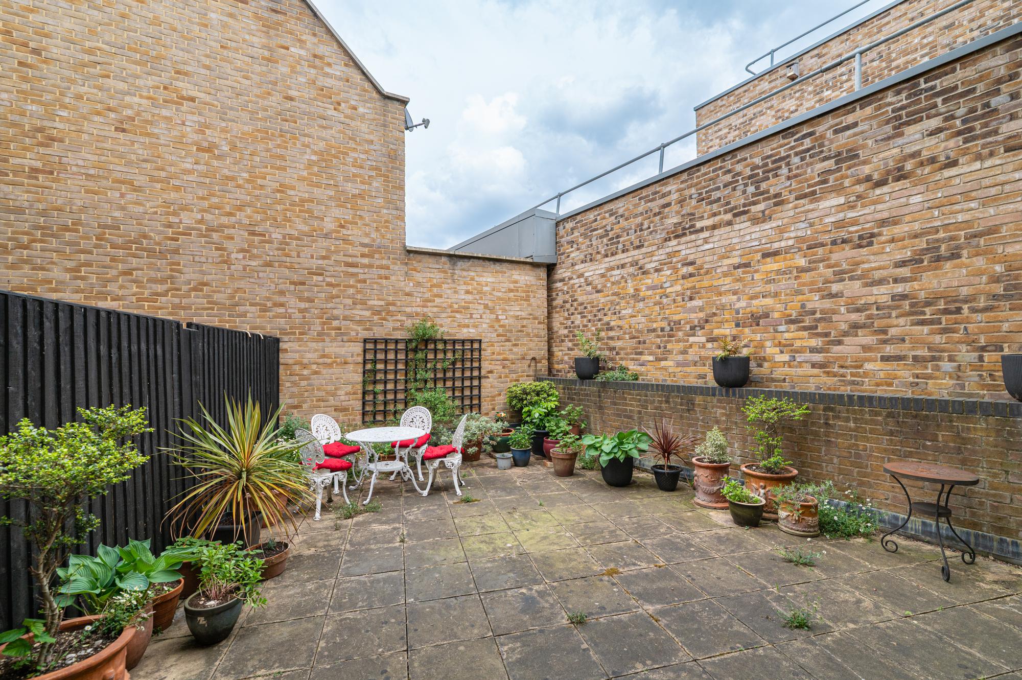 View Stylish Dockside Flat Near Tower Bridge - Pass the Keys in Flat 3A, 5 Wolseley Street SE1 2BP Stylish Dockside Flat Near Tower Bridge - Pass the Keys in Flat 3A, 5 Wolseley Street SE1 2BP - Property image 45 - VivreStays