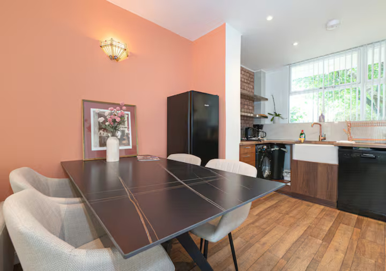 Stylish Central London Flat with Garden - Pass the Keys in 10 Erskine House, SW1V 3DR - Property image 2 - VivreStays
