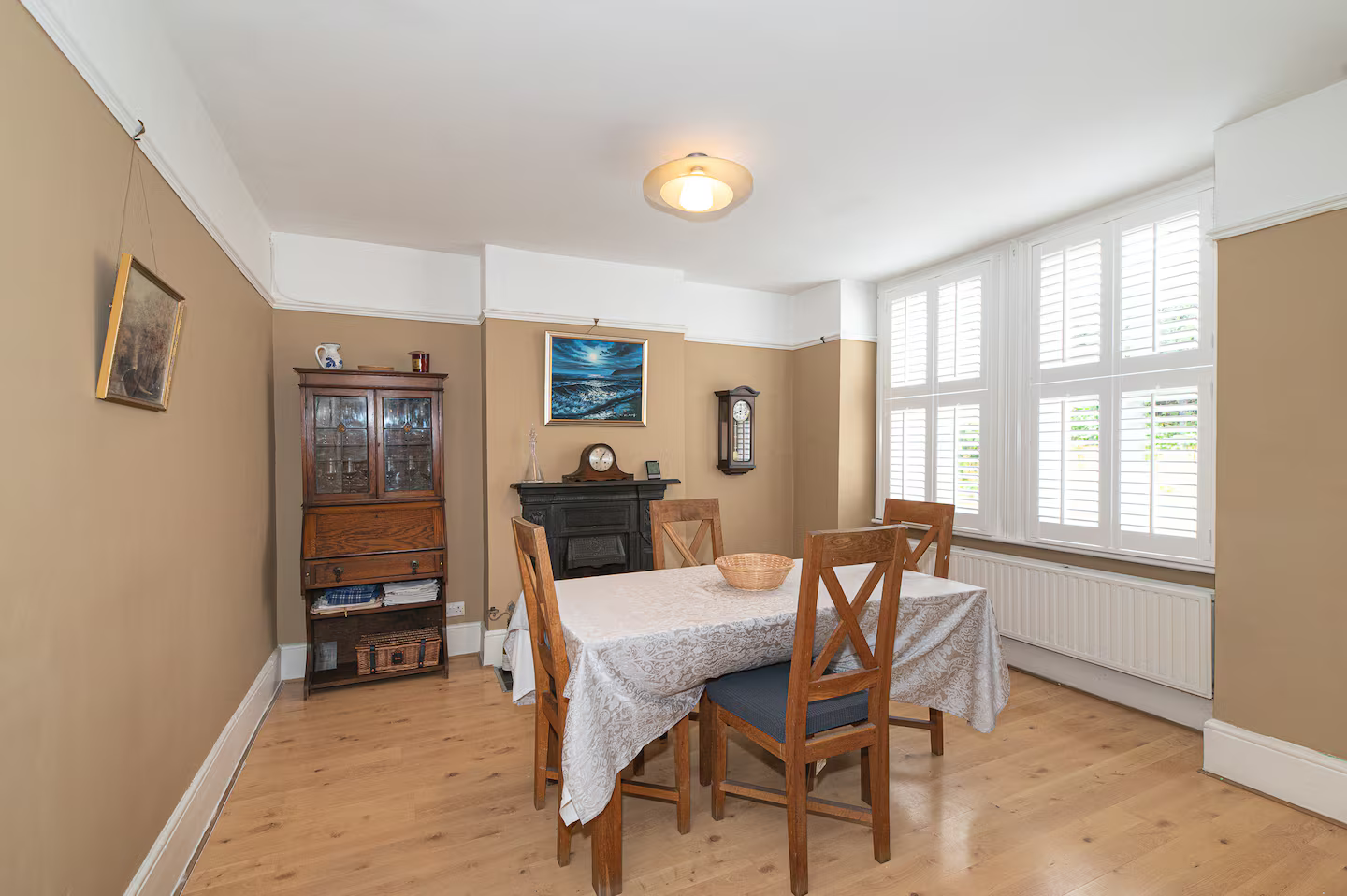 View Spacious East London Home with a beautiful Garden - Pass the Keys in 140 South Birkbeck Road E11 4JH Spacious East London Home with a beautiful Garden - Pass the Keys in 140 South Birkbeck Road E11 4JH - Property image 4 - VivreStays
