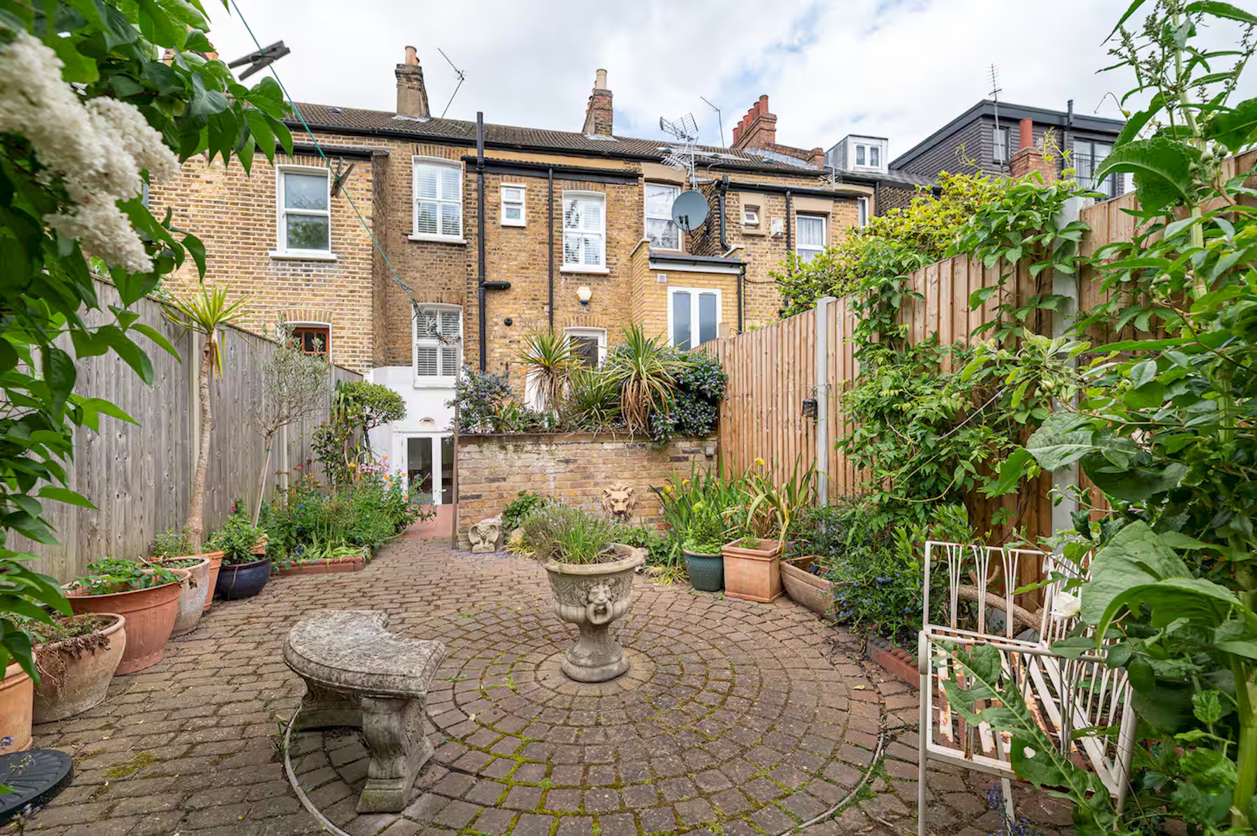 View Spacious East London Home with a beautiful Garden - Pass the Keys in 140 South Birkbeck Road E11 4JH Spacious East London Home with a beautiful Garden - Pass the Keys in 140 South Birkbeck Road E11 4JH - Property image 42 - VivreStays