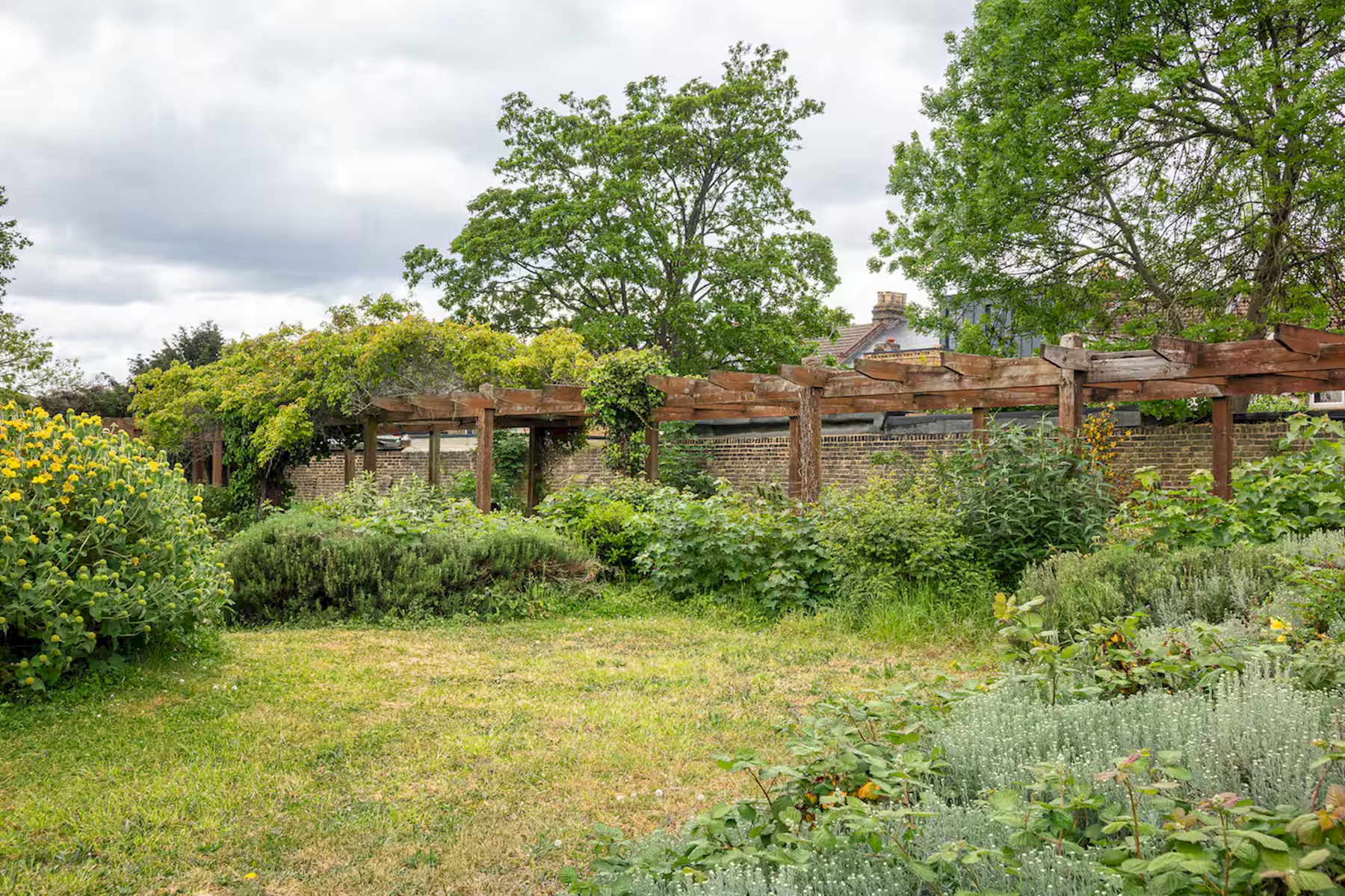 View Spacious East London Home with a beautiful Garden - Pass the Keys in 140 South Birkbeck Road E11 4JH Spacious East London Home with a beautiful Garden - Pass the Keys in 140 South Birkbeck Road E11 4JH - Property image 45 - VivreStays