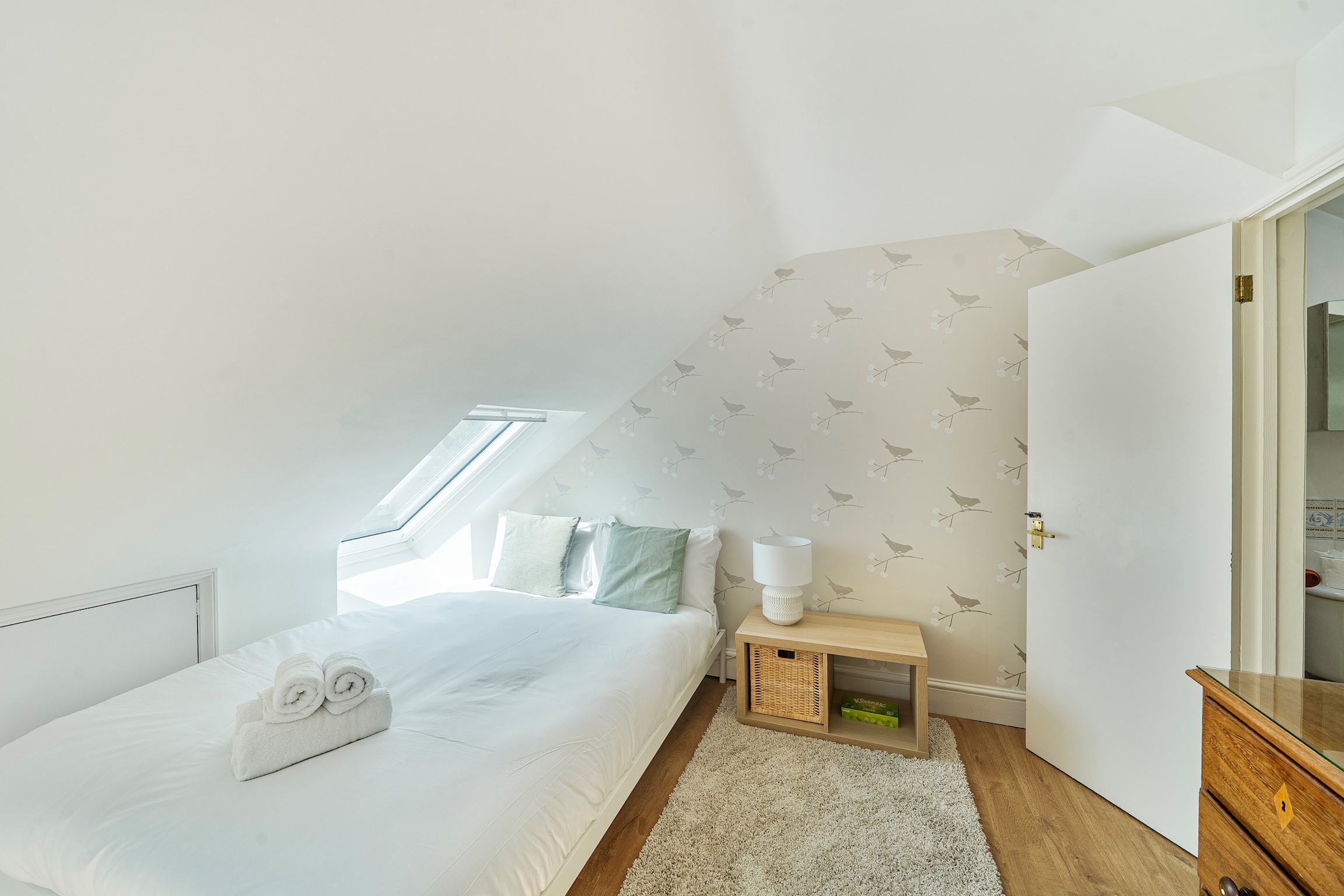 View Beautiful Family Home w/ Parking in Central Oxford -Pass the Keys in 7 Princes Street, OX4 1DD Beautiful Family Home w/ Parking in Central Oxford -Pass the Keys in 7 Princes Street, OX4 1DD - Property image 7 - VivreStays