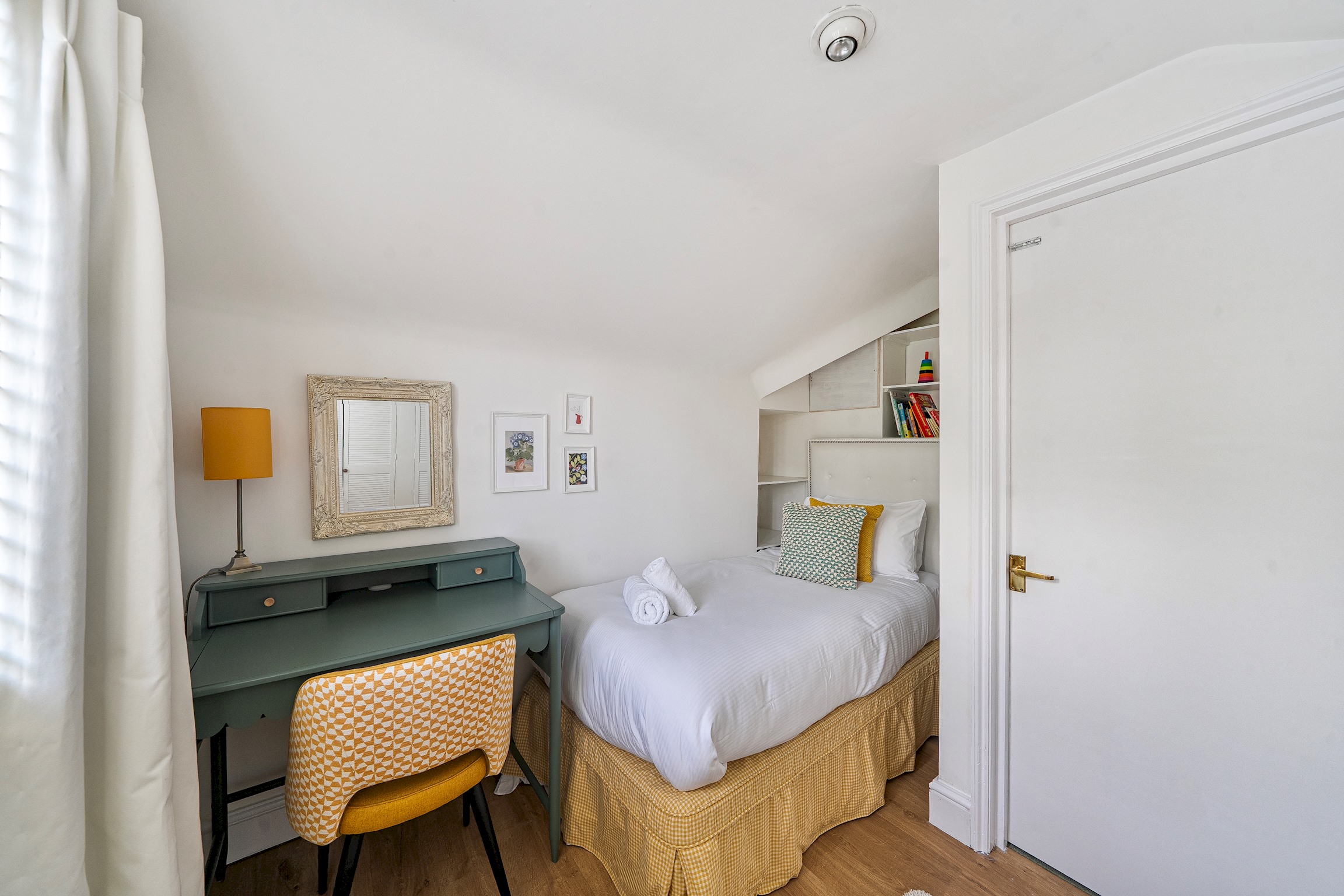 View Beautiful Family Home w/ Parking in Central Oxford -Pass the Keys in 7 Princes Street, OX4 1DD Beautiful Family Home w/ Parking in Central Oxford -Pass the Keys in 7 Princes Street, OX4 1DD - Property image 8 - VivreStays