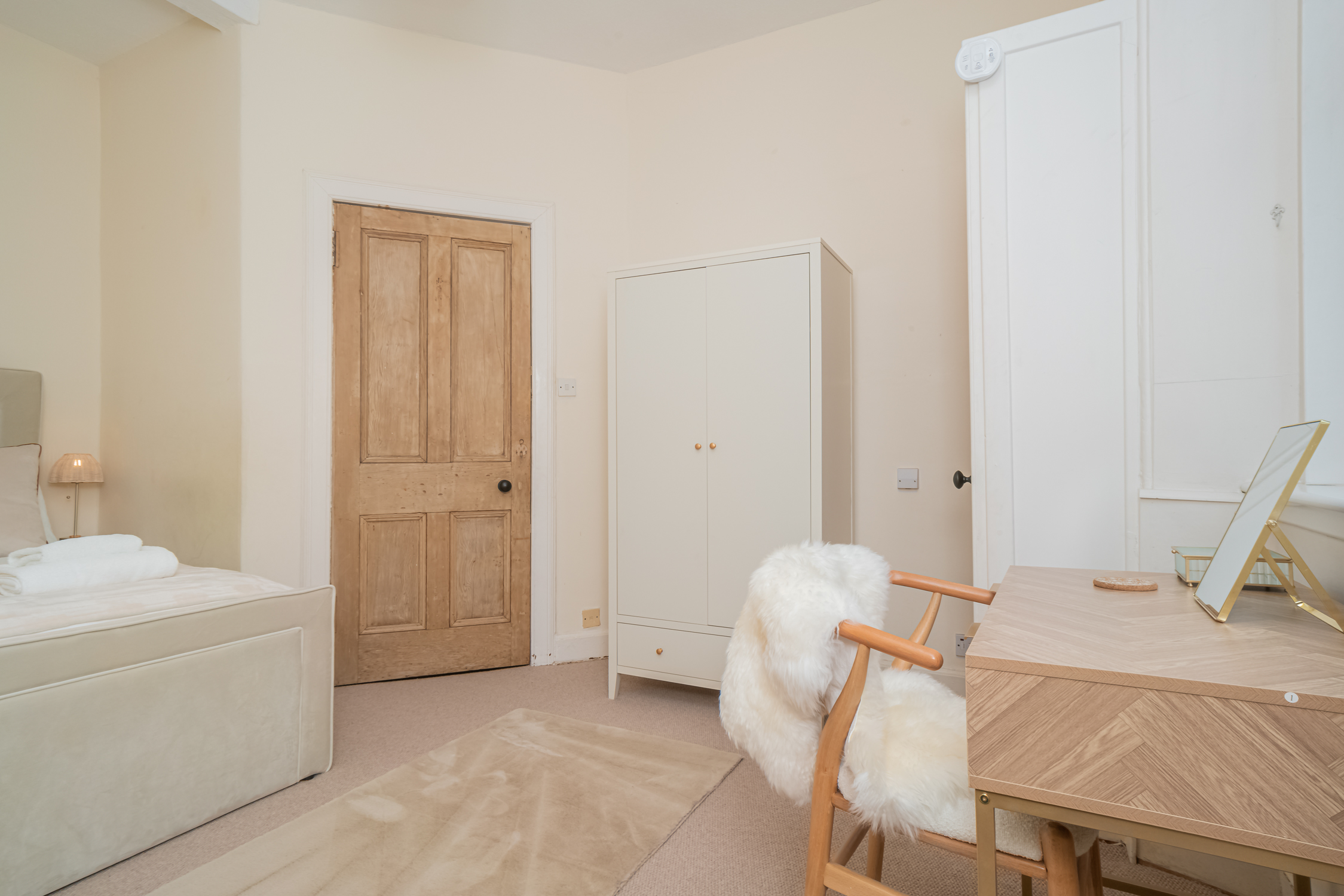 Cosy 2 Bed in Central Edinburgh - Pass the Keys in 31 (1F2) Gardner's Crescent EH3 8DF - Property image 18 - VivreStays