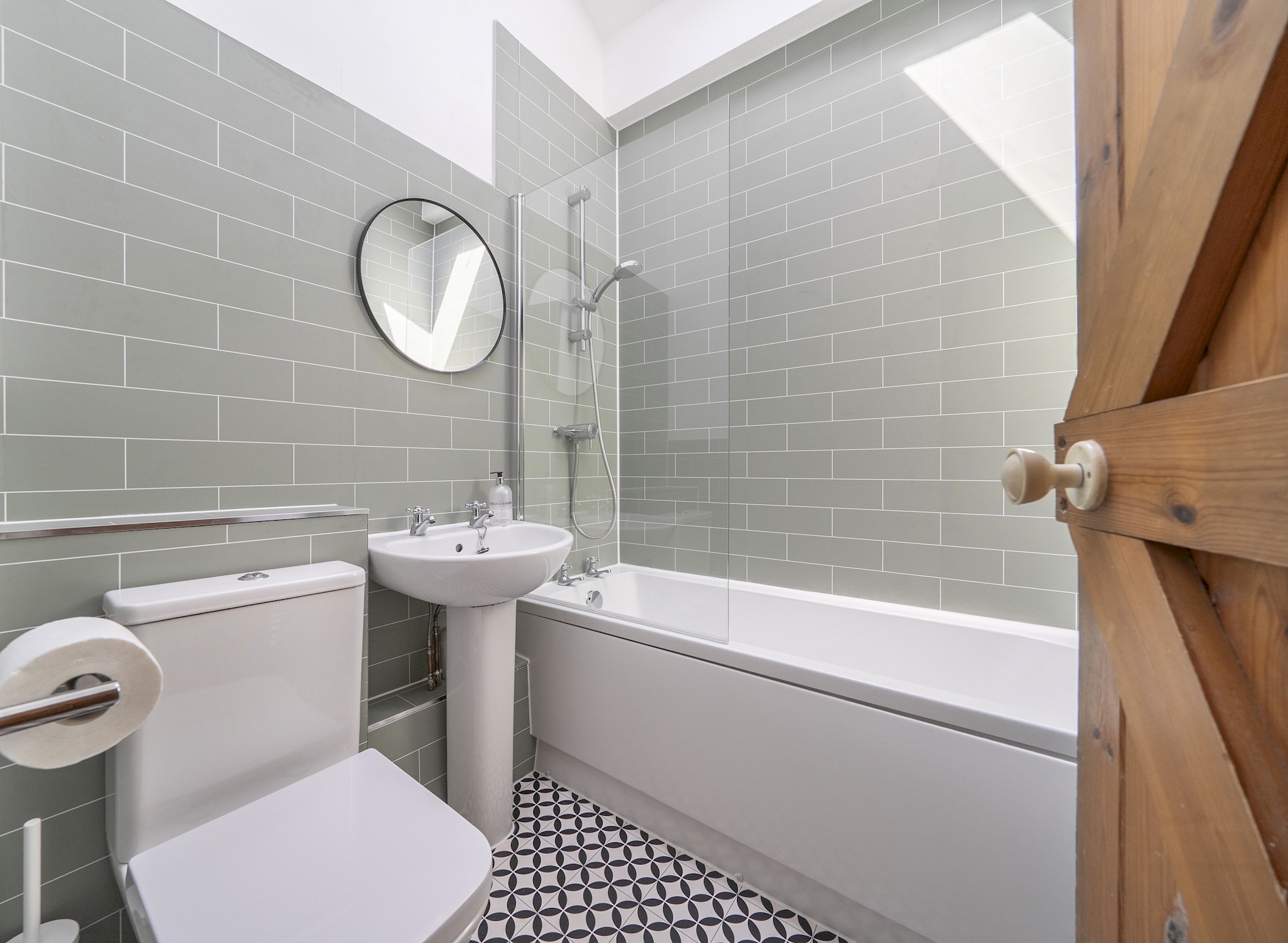 View Charming Victorian Townhouse - Central Oxford - Pass the Keys in 24 Vicarage Road, OX1 4RB Charming Victorian Townhouse - Central Oxford - Pass the Keys in 24 Vicarage Road, OX1 4RB - Property image 3 - VivreStays