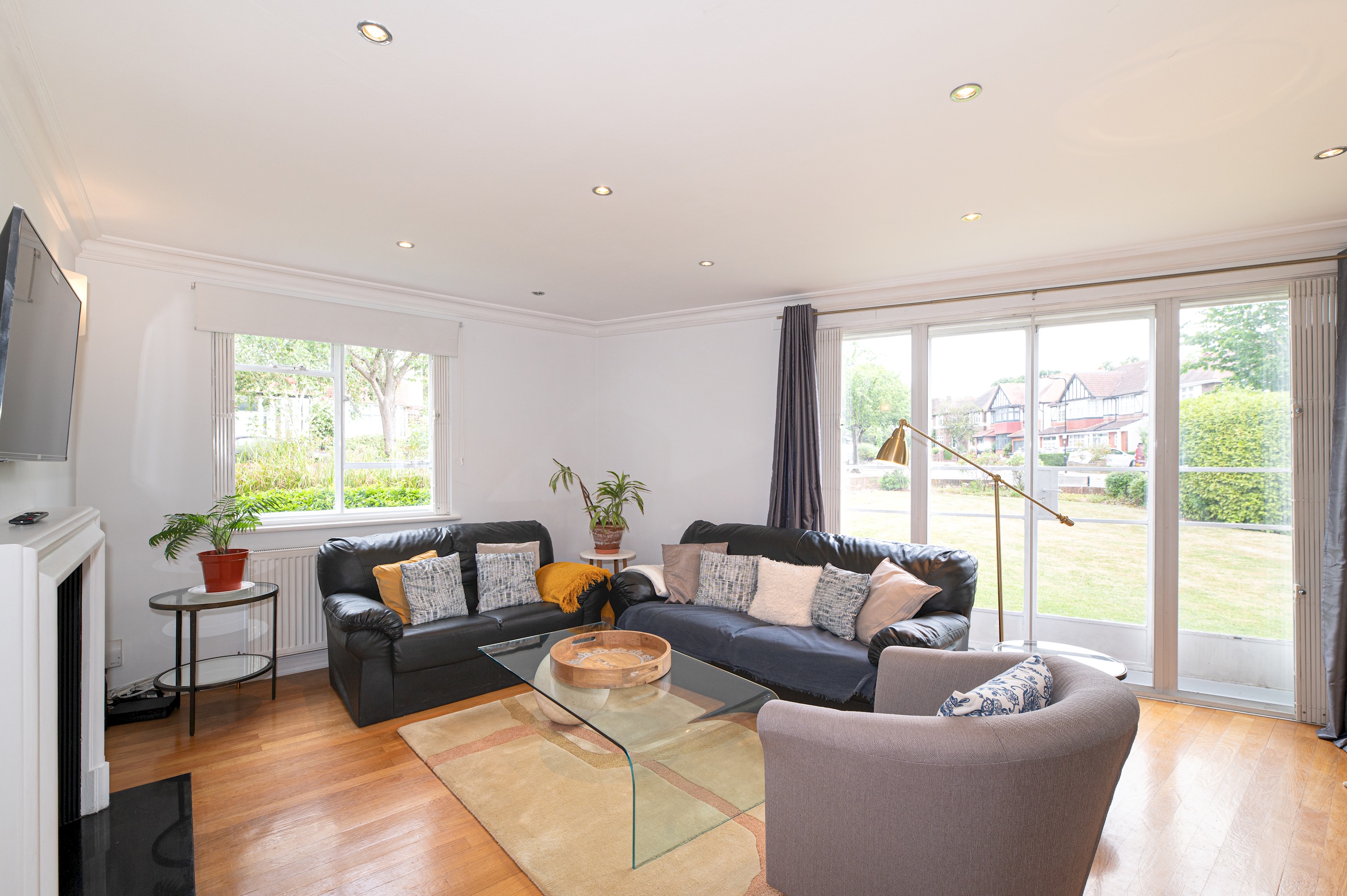 Spacious 2BR Ealing Flat w Garden - Pass the Keys serviced apartment - UK - VivreStays