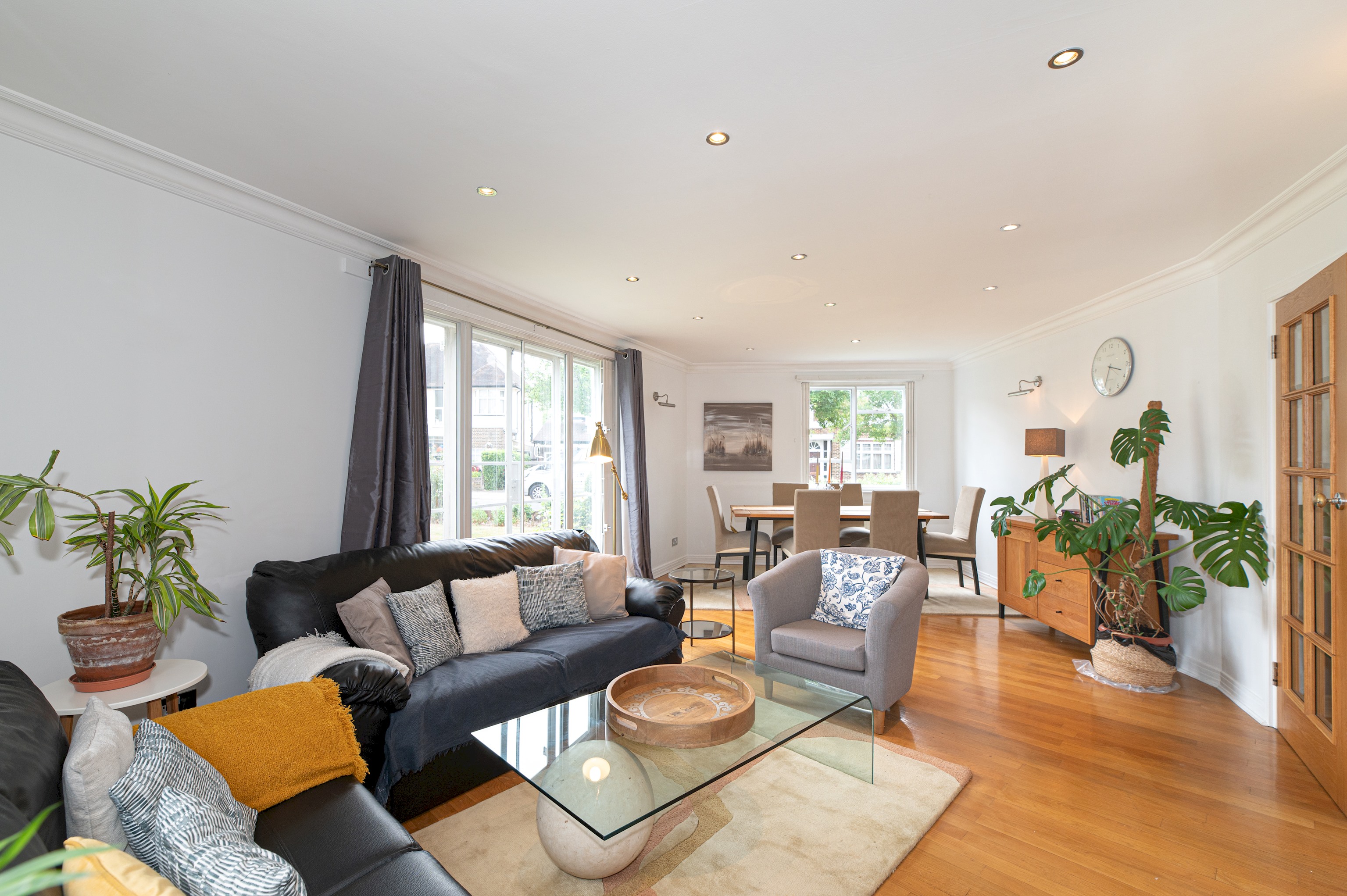 View Spacious 2BR Ealing Flat w Garden - Pass the Keys in 2 Audley Court, W5 3EU Spacious 2BR Ealing Flat w Garden - Pass the Keys in 2 Audley Court, W5 3EU - Property image 2 - VivreStays