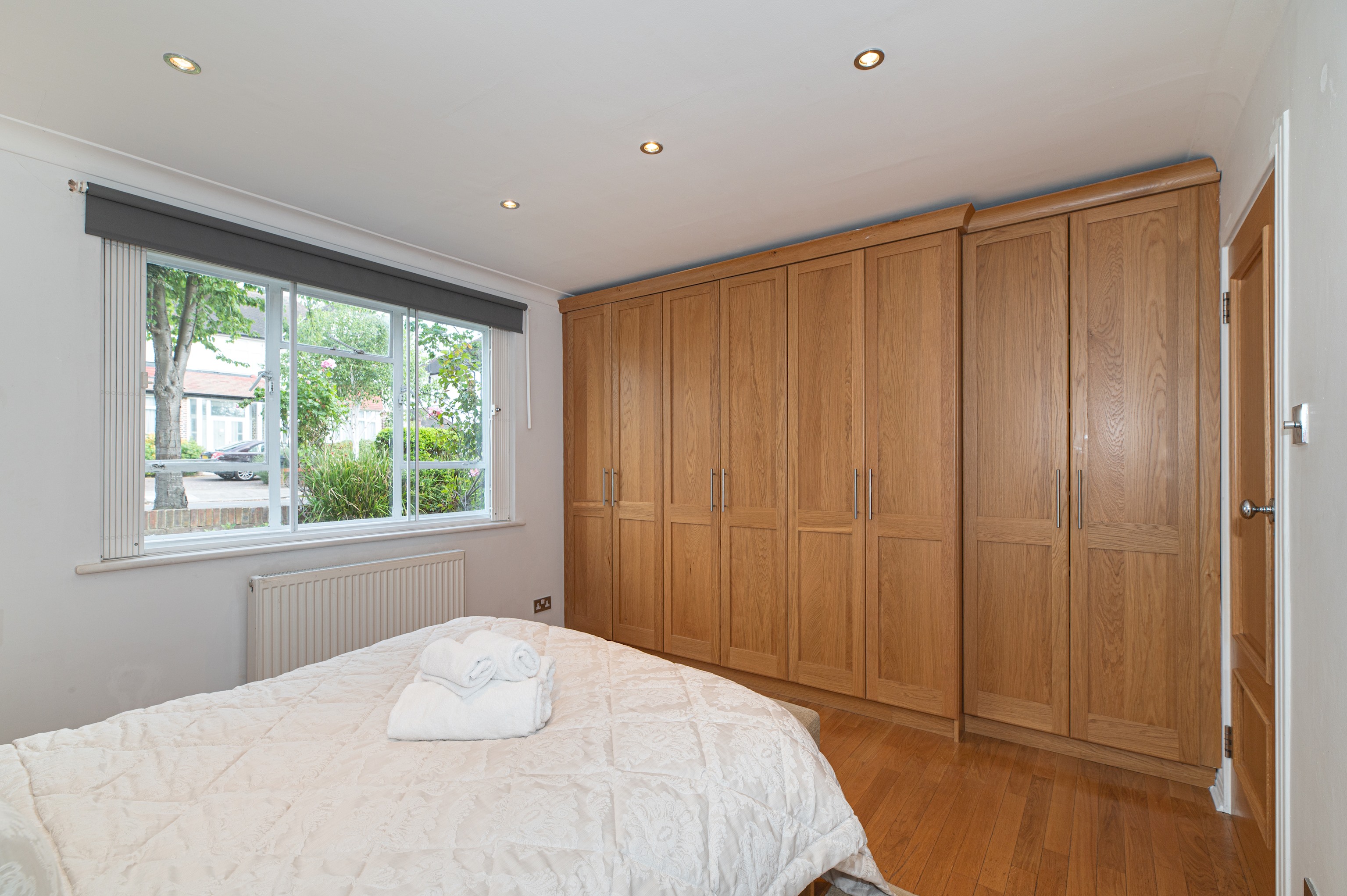 View Spacious 2BR Ealing Flat w Garden - Pass the Keys in 2 Audley Court, W5 3EU Spacious 2BR Ealing Flat w Garden - Pass the Keys in 2 Audley Court, W5 3EU - Property image 8 - VivreStays